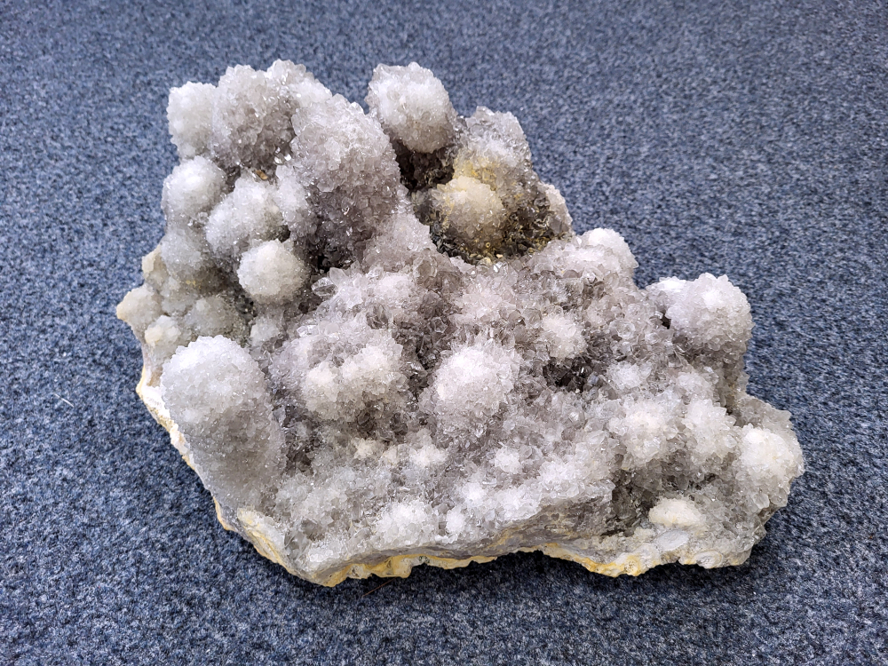 Kwarts Stalagtiet, 16,1kg, 45cm doorsnee, 750,- euro, nr. 5
Een stalactiet is een mineraalformatie die aan het plafond van grotten, maar ook van andere bouwwerken, hangt. Het zijn kegelvormige druipstenen die ontstaan doordat kalkrijk water naar beneden druppelt en waarbij de kalk neerslaat. 
Meer uitleg:
Ontstaan:
Stalactieten ontstaan in grotten waar water, dat kalk bevat, door het plafond sijpelt. Wanneer dit water verdampt of koolstofdioxide verliest, slaat de kalk neer en vormt zo de druipsteen. 
Vorm:
Stalactieten zijn vaak kegelvormig en hangen met de punt naar beneden aan het plafond. 
Materiaal:
Stalactieten bestaan vaak uit calciet, maar kunnen ook uit andere mineralen zoals gips bestaan. 
Verbinding met stalagmieten:
Als de druppels die van de stalactiet vallen op de bodem van de grot neerslaan, kunnen ze een stalagmiet vormen. Als een stalactiet en stalagmiet elkaar raken, kunnen ze uiteindelijk aan elkaar groeien tot een zuil. 
Andere plaatsen:
Stalactieten kunnen ook voorkomen in door de mens gemaakte bouwwerken zoals bruggen en mijnen, maar ook bij warmwaterbronnen. 
- Kunstgalerie-Arnold -