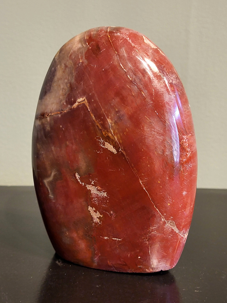 Versteend hout, 0,6kg, 12cm hoog, 18,- euro, nr. 54
Versteend hout is miljoenen jaren oud!
Chakra: wortelchakra (Muladhara)
Waar komt versteend hout vandaan en hoe ontstaan het?
Versteend hout, of gefossiliseerd hout, ontstaat wanneer een boom na zijn overlijden bedekt wordt door sediment, waardoor het langzaam omgezet wordt in steen. In plaats van te vergaan, wordt het hout geleidelijk vervangen door mineralen zoals silica. Dit proces behoudt de originele structuur van het hout, inclusief details zoals jaarringen en nerven. Het kan miljoenen jaren duren, aangezien het water dat rijk is aan mineralen de houtcellen binnendringt, terwijl zuurstof geen rol meer speelt in de afbraak.
De kleur van versteend hout is precies zoals het hout er oorspronkelijk uit zag.
Spirituele werking van versteend hout:
> stabiliteit, rust en veiligheid
Fysiek zou het positieve effecten hebben op het skelet, de botten en de rug, en kan het ondersteuning bieden bij aandoeningen zoals osteoporose en ADHD.
- Kunstgalerie Arnold -