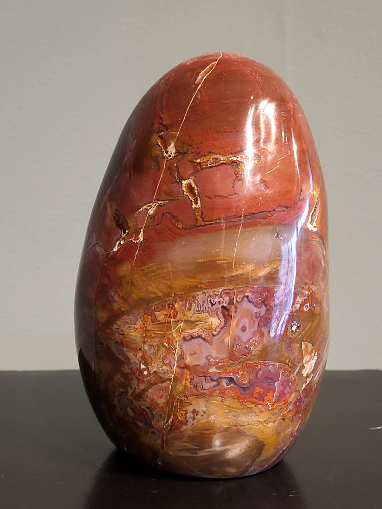 Versteend hout, 1,7 kg, 15cm hoog, 50,- euro, nr. 77
Versteend hout is miljoenen jaren oud!
Chakra: wortelchakra (Muladhara)
Waar komt versteend hout vandaan en hoe ontstaan het?
Versteend hout, of gefossiliseerd hout, ontstaat wanneer een boom na zijn overlijden bedekt wordt door sediment, waardoor het langzaam omgezet wordt in steen. In plaats van te vergaan, wordt het hout geleidelijk vervangen door mineralen zoals silica. Dit proces behoudt de originele structuur van het hout, inclusief details zoals jaarringen en nerven. Het kan miljoenen jaren duren, aangezien het water dat rijk is aan mineralen de houtcellen binnendringt, terwijl zuurstof geen rol meer speelt in de afbraak.
De kleur van versteend hout is precies zoals het hout er oorspronkelijk uit zag.
Spirituele werking van versteend hout:
> stabiliteit, rust en veiligheid
Fysiek zou het positieve effecten hebben op het skelet, de botten en de rug, en kan het ondersteuning bieden bij aandoeningen zoals osteoporose en ADHD.
- Kunstgalerie Arnold -