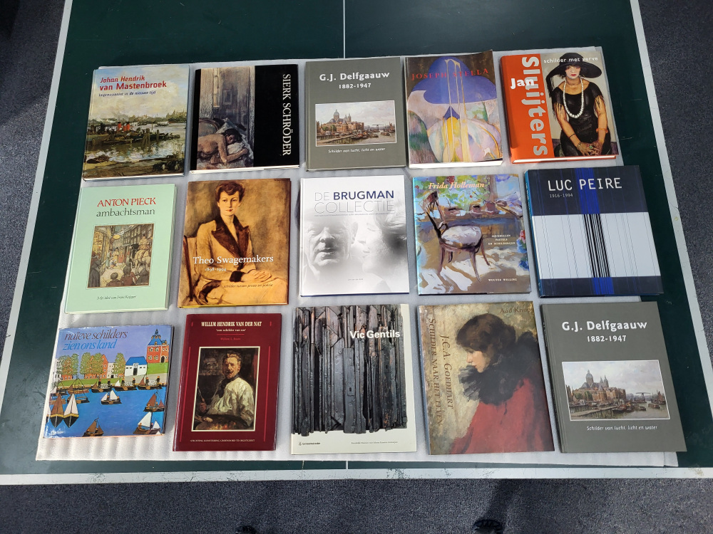 15 Monografieën van bekende kunstenaars, normaal 25,- euro per stuk, nu een doos voor de prijs van 1, totaal 25,- euro, nr 35, doos 1