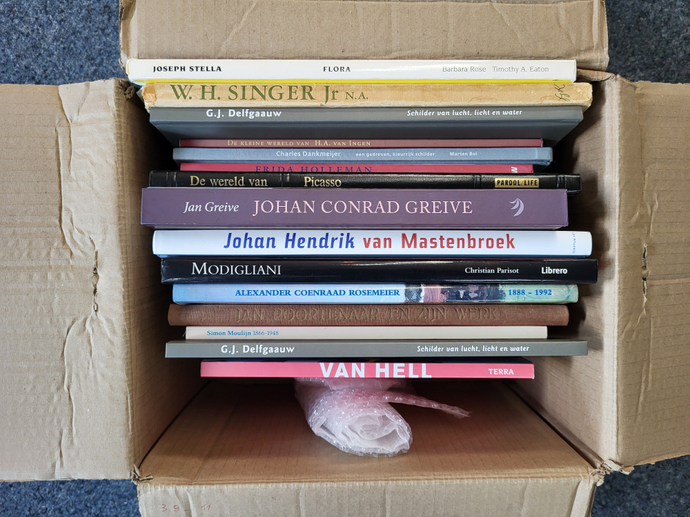 15 Monografieën van bekende kunstenaars, normaal 25,- euro per stuk, nu een doos voor de prijs van 1, totaal 25,- euro, nr 38, doos 2