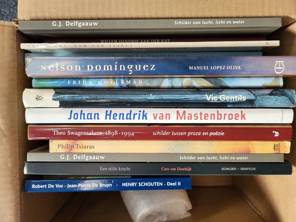 15 Monografieën van bekende kunstenaars, normaal 25,- euro per stuk, nu een doos voor de prijs van 1, totaal 25,- euro, nr 40, doos 3