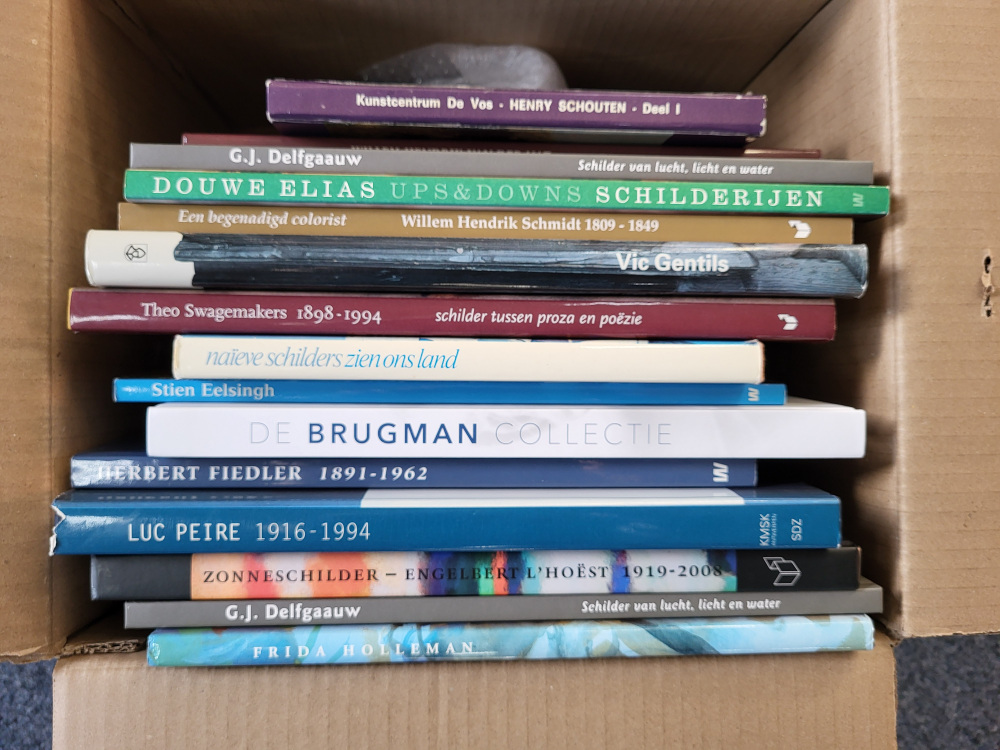 15 Monografieën van bekende kunstenaars, normaal 25,- euro per stuk, nu een doos voor de prijs van 1, totaal 25,- euro, nr 22, doos 4