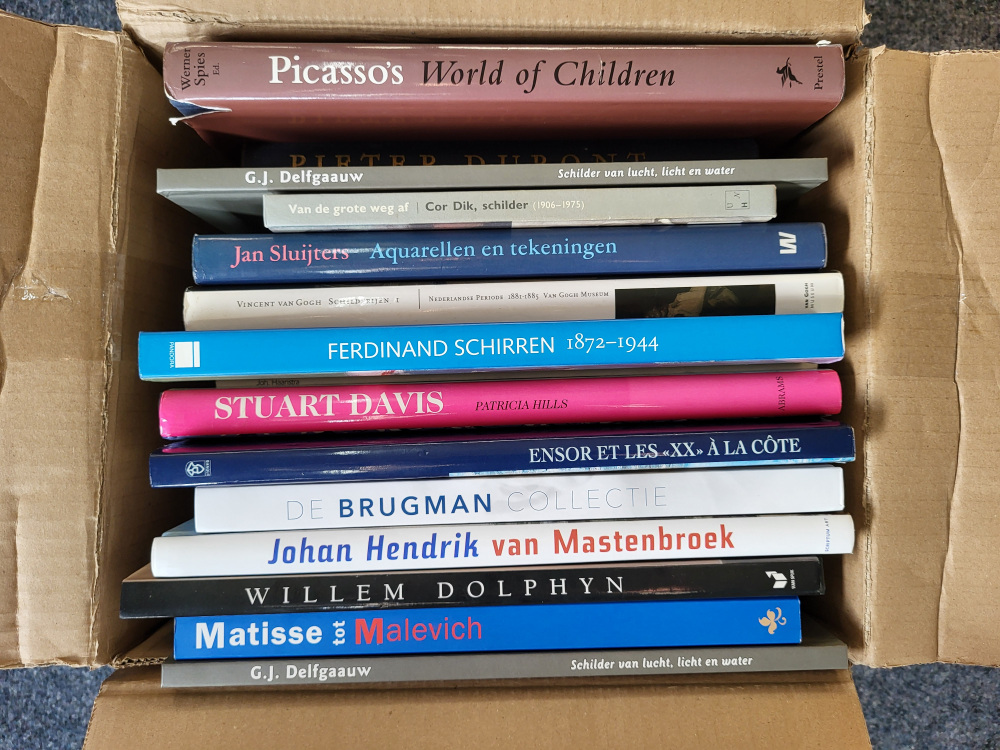 15 Monografieën van bekende kunstenaars, normaal 25,- euro per stuk, nu een doos voor de prijs van 1, totaal 25,- euro, nr 24, doos 5