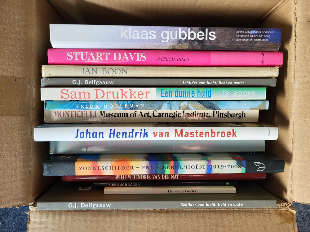 15 Monografieën van bekende kunstenaars, normaal 25,- euro per stuk, nu een doos voor de prijs van 1, totaal 25,- euro, nr 26, doos 6