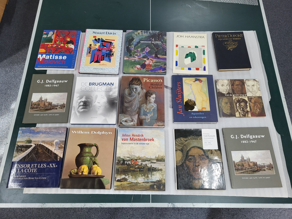 15 Monografieën van bekende kunstenaars, normaal 25,- euro per stuk, nu een doos voor de prijs van 1, totaal 25,- euro, nr 23, doos 5