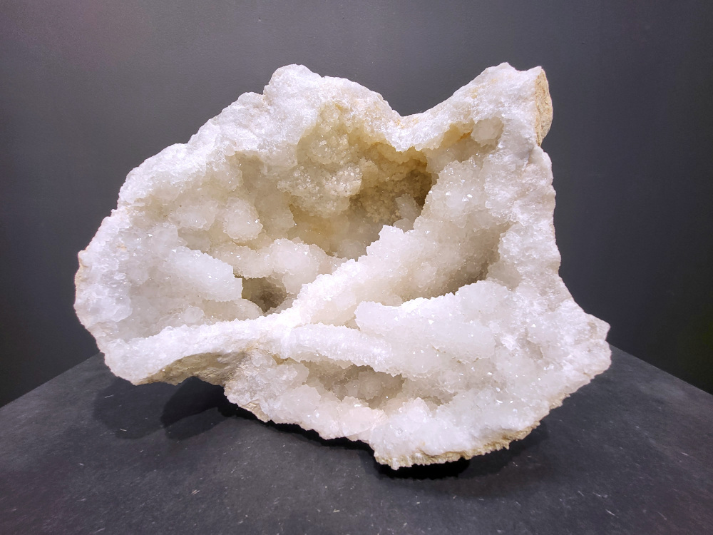 Bergkristal, Geode, Cluster, 12,7kg, 148,- euro, nr. 35.

Beschrijving Bergkristal.

Bergkristal is een heldere, kleurloze variëteit van kwarts en is een van de meest voorkomende edelstenen. Het staat bekend om zijn glasachtige glans en wordt gewaardeerd om zijn zuivere, krachtige energie en wordt vaak gebruikt in sieraden, meditatie en heling. 
Eigenschappen en gebruik:
Uiterlijk:
Bergkristal is meestal kleurloos en transparant, maar kan ook melkachtig wit zijn door insluitingen van lucht of water. 
Hardheid:
Het heeft een hardheid van 7 op de schaal van Mohs, wat betekent dat het vrij duurzaam is. 
Chemische samenstelling:
Bergkristal is siliciumdioxide (SiO2). 
Gebruik:
Sieraden: Het wordt vaak verwerkt in hangers, ringen, armbanden en andere sieraden. 
Meditatie en heling: Het wordt gebruikt om energie te zuiveren, te versterken en te balanceren, en wordt vaak ingezet bij meditaties en andere spirituele praktijken. 
Technologie: Kwarts, inclusief bergkristal, wordt gebruikt in elektronica vanwege zijn piezo-elektrische eigenschappen, zoals in quartz oscillatoren. 
Decoratie: Het wordt ook gebruikt voor decoratieve doeleinden, zoals beeldjes, stenen en andere ornamenten. 
Herkomst:
Bergkristal wordt op veel plaatsen in de wereld gevonden, zoals Brazilië, Madagaskar, de Himalaya en Zwitserland. 
Spirituele betekenis:
Zuivering en balans:
Bergkristal wordt vaak gezien als een steen die energieën zuivert en in balans brengt, zowel fysiek als energetisch. 
Heldere geest:
Het zou helderheid van geest bevorderen en helpen bij het loslaten van negatieve gedachten en emoties. 
Versterking van energie:
Bergkristal wordt vaak gebruikt om de energie van andere stenen te versterken. 
Bescherming:
In sommige culturen wordt bergkristal gezien als een beschermende steen die aura's beschermt tegen negatieve invloeden.