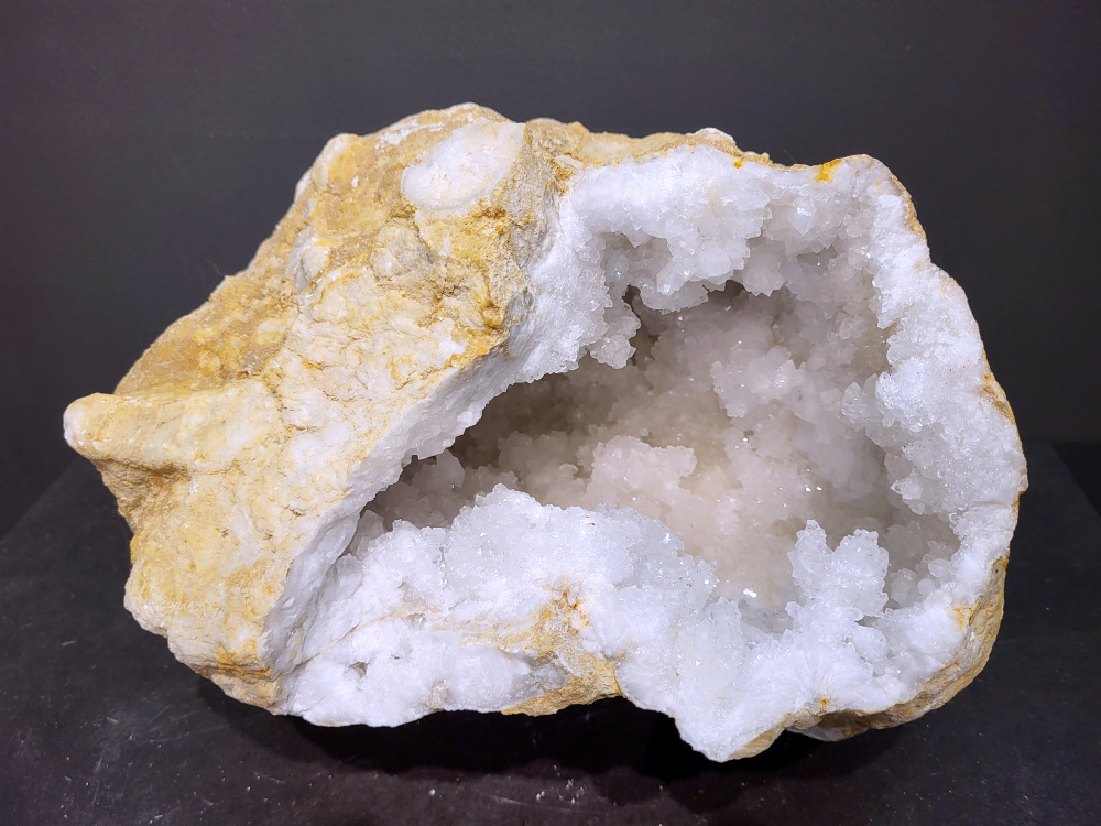 Bergkristal, Geode, Cluster, 13,2kg, 154,- euro, nr. 36.

Beschrijving Bergkristal.

Bergkristal is een heldere, kleurloze variëteit van kwarts en is een van de meest voorkomende edelstenen. Het staat bekend om zijn glasachtige glans en wordt gewaardeerd om zijn zuivere, krachtige energie en wordt vaak gebruikt in sieraden, meditatie en heling. 
Eigenschappen en gebruik:
Uiterlijk:
Bergkristal is meestal kleurloos en transparant, maar kan ook melkachtig wit zijn door insluitingen van lucht of water. 
Hardheid:
Het heeft een hardheid van 7 op de schaal van Mohs, wat betekent dat het vrij duurzaam is. 
Chemische samenstelling:
Bergkristal is siliciumdioxide (SiO2). 
Gebruik:
Sieraden: Het wordt vaak verwerkt in hangers, ringen, armbanden en andere sieraden. 
Meditatie en heling: Het wordt gebruikt om energie te zuiveren, te versterken en te balanceren, en wordt vaak ingezet bij meditaties en andere spirituele praktijken. 
Technologie: Kwarts, inclusief bergkristal, wordt gebruikt in elektronica vanwege zijn piezo-elektrische eigenschappen, zoals in quartz oscillatoren. 
Decoratie: Het wordt ook gebruikt voor decoratieve doeleinden, zoals beeldjes, stenen en andere ornamenten. 
Herkomst:
Bergkristal wordt op veel plaatsen in de wereld gevonden, zoals Brazilië, Madagaskar, de Himalaya en Zwitserland. 
Spirituele betekenis:
Zuivering en balans:
Bergkristal wordt vaak gezien als een steen die energieën zuivert en in balans brengt, zowel fysiek als energetisch. 
Heldere geest:
Het zou helderheid van geest bevorderen en helpen bij het loslaten van negatieve gedachten en emoties. 
Versterking van energie:
Bergkristal wordt vaak gebruikt om de energie van andere stenen te versterken. 
Bescherming:
In sommige culturen wordt bergkristal gezien als een beschermende steen die aura's beschermt tegen negatieve invloeden.