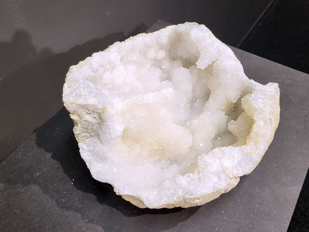 Bergkristal, Geode, Cluster, 8kg, 94,- euro, nr. 34

Beschrijving Bergkristal.

Bergkristal is een heldere, kleurloze variëteit van kwarts en is een van de meest voorkomende edelstenen. Het staat bekend om zijn glasachtige glans en wordt gewaardeerd om zijn zuivere, krachtige energie en wordt vaak gebruikt in sieraden, meditatie en heling. 
Eigenschappen en gebruik:
Uiterlijk:
Bergkristal is meestal kleurloos en transparant, maar kan ook melkachtig wit zijn door insluitingen van lucht of water. 
Hardheid:
Het heeft een hardheid van 7 op de schaal van Mohs, wat betekent dat het vrij duurzaam is. 
Chemische samenstelling:
Bergkristal is siliciumdioxide (SiO2). 
Gebruik:
Sieraden: Het wordt vaak verwerkt in hangers, ringen, armbanden en andere sieraden. 
Meditatie en heling: Het wordt gebruikt om energie te zuiveren, te versterken en te balanceren, en wordt vaak ingezet bij meditaties en andere spirituele praktijken. 
Technologie: Kwarts, inclusief bergkristal, wordt gebruikt in elektronica vanwege zijn piezo-elektrische eigenschappen, zoals in quartz oscillatoren. 
Decoratie: Het wordt ook gebruikt voor decoratieve doeleinden, zoals beeldjes, stenen en andere ornamenten. 
Herkomst:
Bergkristal wordt op veel plaatsen in de wereld gevonden, zoals Brazilië, Madagaskar, de Himalaya en Zwitserland. 
Spirituele betekenis:
Zuivering en balans:
Bergkristal wordt vaak gezien als een steen die energieën zuivert en in balans brengt, zowel fysiek als energetisch. 
Heldere geest:
Het zou helderheid van geest bevorderen en helpen bij het loslaten van negatieve gedachten en emoties. 
Versterking van energie:
Bergkristal wordt vaak gebruikt om de energie van andere stenen te versterken. 
Bescherming:
In sommige culturen wordt bergkristal gezien als een beschermende steen die aura's beschermt tegen negatieve invloeden.