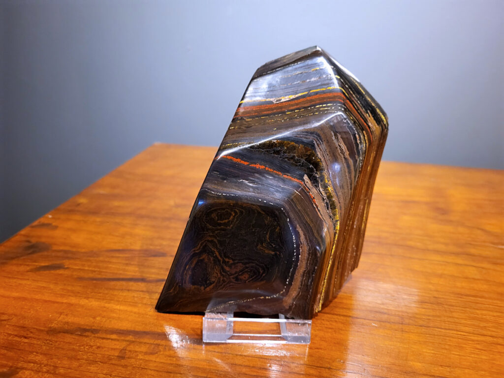 Bandit-Iron-formation-1,7kg-50-euro, nr. 59

Gebande IJzererts,
Een "band ijzererts" verwijst naar gebande ijzerertsafzettingen, een gesteente met dunne, afwisselende laagjes ijzerrijk mineraal (zoals hematiet of magnetiet) en silica (kwarts). Deze afzettingen zijn zeer oude sedimentaire gesteenten en vormen een van de belangrijkste bronnen van ijzererts voor de productie van ijzer en staal. 
Kenmerken van gebande ijzererts
Samenstelling: De kenmerkende afwisseling bestaat uit laagjes rode, roodbruine of zwarte ijzeroxiden (zoals hematiet en magnetiet) en laagjes van het witte of grijze mineraal kwarts (silica).
Ontstaan: Deze gesteenten zijn op de bodem van oude oceanen ontstaan, miljoenen jaren geleden, toen de oceaanproductie van zuurstof door cyanobacteriën leidde tot de neerslag van ijzer en silica.
Voorkomen: Ze komen voor in gesteenten van 2 tot 3,5 miljard jaar oud, voornamelijk in gebieden met oude continentale schilden, en zijn een belangrijk geologisch bewijs van de vroege aardse atmosfeer.
Winning: De afzettingen zijn de grootste bron van ijzer voor de moderne staalindustrie en worden in grote hoeveelheden gewonnen in landen als Brazilië, Australië en India.