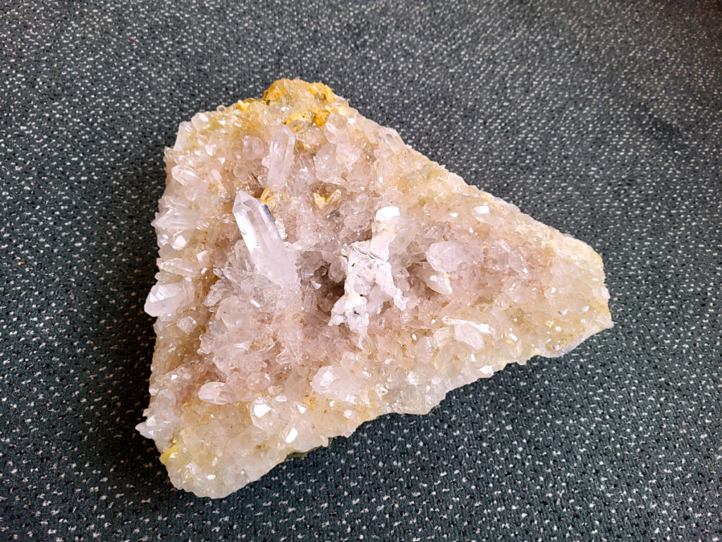 Bergkristal, 7kg, 150,- euro, nr. 21

Beschrijving Bergkristal.

Bergkristal is een heldere, kleurloze variëteit van kwarts en is een van de meest voorkomende edelstenen. Het staat bekend om zijn glasachtige glans en wordt gewaardeerd om zijn zuivere, krachtige energie en wordt vaak gebruikt in sieraden, meditatie en heling. 
Eigenschappen en gebruik:
Uiterlijk:
Bergkristal is meestal kleurloos en transparant, maar kan ook melkachtig wit zijn door insluitingen van lucht of water. 
Hardheid:
Het heeft een hardheid van 7 op de schaal van Mohs, wat betekent dat het vrij duurzaam is. 
Chemische samenstelling:
Bergkristal is siliciumdioxide (SiO2). 
Gebruik:
Sieraden: Het wordt vaak verwerkt in hangers, ringen, armbanden en andere sieraden. 
Meditatie en heling: Het wordt gebruikt om energie te zuiveren, te versterken en te balanceren, en wordt vaak ingezet bij meditaties en andere spirituele praktijken. 
Technologie: Kwarts, inclusief bergkristal, wordt gebruikt in elektronica vanwege zijn piezo-elektrische eigenschappen, zoals in quartz oscillatoren. 
Decoratie: Het wordt ook gebruikt voor decoratieve doeleinden, zoals beeldjes, stenen en andere ornamenten. 
Herkomst:
Bergkristal wordt op veel plaatsen in de wereld gevonden, zoals Brazilië, Madagaskar, de Himalaya en Zwitserland. 
Spirituele betekenis:
Zuivering en balans:
Bergkristal wordt vaak gezien als een steen die energieën zuivert en in balans brengt, zowel fysiek als energetisch. 
Heldere geest:
Het zou helderheid van geest bevorderen en helpen bij het loslaten van negatieve gedachten en emoties. 
Versterking van energie:
Bergkristal wordt vaak gebruikt om de energie van andere stenen te versterken. 
Bescherming:
In sommige culturen wordt bergkristal gezien als een beschermende steen die aura's beschermt tegen negatieve invloeden.