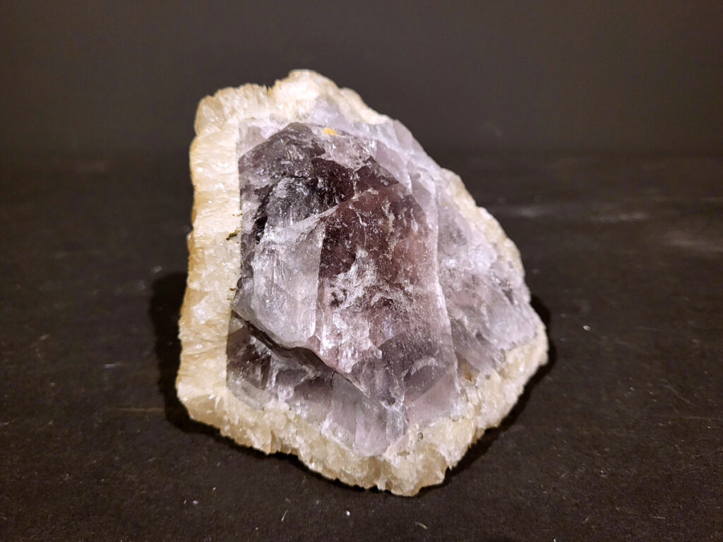 Calciet en Amethist, 1,2kg, 12,- euro, nr. 19

Calciet is een veelvoorkomend mineraal dat voornamelijk bestaat uit calciumcarbonaat. Het komt in diverse kleuren en vormen voor en wordt in veel industrieën gebruikt, maar ook in de esoterie. 
Algemene kenmerken:
Samenstelling: Calciet bestaat voornamelijk uit calciumcarbonaat (CaCO3). 
Vorming: Het ontstaat door afzetting van calciumcarbonaat in water, maar ook door ophoping van schelpen en skeletten van zeedieren. 
Uiterlijk: Het heeft vaak een glasachtige glans, is doorzichtig tot doorschijnend en kan vele kleuren hebben, zoals geel, oranje, rood, bruin, blauw, groen, roze, wit en kleurloos. 
Hardheid: Calciet heeft een hardheid van 3 op de schaal van Mohs. 
Veelvoorkomend: Het is een van de meest voorkomende mineralen en is een hoofdbestanddeel van kalksteen, marmer en krijt. 
Esoterie:
In de edelsteentherapie wordt calciet gezien als een steen die energie versterkt, negatieve energieën verwijdert en spirituele groei bevordert. Verschillende kleuren calciet hebben specifieke eigenschappen, zoals gele calciet voor doorzettingsvermogen en moed, en mangano calciet voor emotionele heling. 
Specifieke calcietsoorten:
Gele Calciet: Staat bekend om het absorberen van negativiteit, het versterken van doorzettingsvermogen en het aantrekken van succes. 
Blauwe Calciet: Wordt geassocieerd met kalmering, communicatie en het loslaten van stress. 
Groene Calciet: Werkt op de hartchakra, bevordert liefde, compassie en emotionele heling. 
Mangano Calciet: Wordt gebruikt voor emotionele heling, het loslaten van oud verdriet en het versterken van zelfvertrouwen. 
Reiniging:
Calciet kan op verschillende manieren gereinigd worden, maar het is belangrijk om te weten dat sommige soorten, zoals gele calciet, niet goed tegen water kunnen. 
Andere reinigingsmethoden zijn bijvoorbeeld reinigen met edelstenenspray, op een Amethist of bergkristal leggen, of reinigen met selenite. 
Het is een steen die kan worden gebruikt voor energieversterking, emotionele heling en het bevorderen van spirituele groei, afhankelijk van de specifieke kleur en eigenschappen. 
                                                    -Kunstgalerie Arnold-