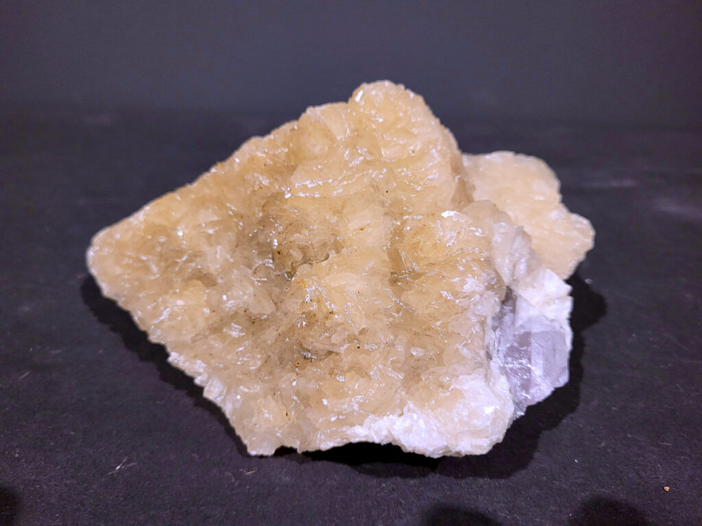 Calciet en Amethist, 1,5kg, 15,- euro, nr. 18

Calciet is een veelvoorkomend mineraal dat voornamelijk bestaat uit calciumcarbonaat. Het komt in diverse kleuren en vormen voor en wordt in veel industrieën gebruikt, maar ook in de esoterie. 
Algemene kenmerken:
Samenstelling: Calciet bestaat voornamelijk uit calciumcarbonaat (CaCO3). 
Vorming: Het ontstaat door afzetting van calciumcarbonaat in water, maar ook door ophoping van schelpen en skeletten van zeedieren. 
Uiterlijk: Het heeft vaak een glasachtige glans, is doorzichtig tot doorschijnend en kan vele kleuren hebben, zoals geel, oranje, rood, bruin, blauw, groen, roze, wit en kleurloos. 
Hardheid: Calciet heeft een hardheid van 3 op de schaal van Mohs. 
Veelvoorkomend: Het is een van de meest voorkomende mineralen en is een hoofdbestanddeel van kalksteen, marmer en krijt. 
Esoterie:
In de edelsteentherapie wordt calciet gezien als een steen die energie versterkt, negatieve energieën verwijdert en spirituele groei bevordert. Verschillende kleuren calciet hebben specifieke eigenschappen, zoals gele calciet voor doorzettingsvermogen en moed, en mangano calciet voor emotionele heling. 
Specifieke calcietsoorten:
Gele Calciet: Staat bekend om het absorberen van negativiteit, het versterken van doorzettingsvermogen en het aantrekken van succes. 
Blauwe Calciet: Wordt geassocieerd met kalmering, communicatie en het loslaten van stress. 
Groene Calciet: Werkt op de hartchakra, bevordert liefde, compassie en emotionele heling. 
Mangano Calciet: Wordt gebruikt voor emotionele heling, het loslaten van oud verdriet en het versterken van zelfvertrouwen. 
Reiniging:
Calciet kan op verschillende manieren gereinigd worden, maar het is belangrijk om te weten dat sommige soorten, zoals gele calciet, niet goed tegen water kunnen. 
Andere reinigingsmethoden zijn bijvoorbeeld reinigen met edelstenenspray, op een Amethist of bergkristal leggen, of reinigen met selenite. 
Het is een steen die kan worden gebruikt voor energieversterking, emotionele heling en het bevorderen van spirituele groei, afhankelijk van de specifieke kleur en eigenschappen. 
                                                    -Kunstgalerie Arnold-