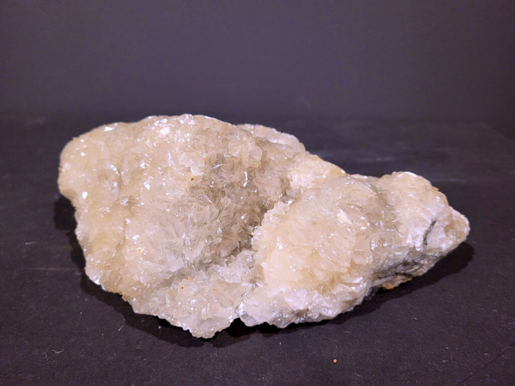 Calciet en Amethist, 1,8kg, 18,- euro, nr. 17

Calciet is een veelvoorkomend mineraal dat voornamelijk bestaat uit calciumcarbonaat. Het komt in diverse kleuren en vormen voor en wordt in veel industrieën gebruikt, maar ook in de esoterie. 
Algemene kenmerken:
Samenstelling: Calciet bestaat voornamelijk uit calciumcarbonaat (CaCO3). 
Vorming: Het ontstaat door afzetting van calciumcarbonaat in water, maar ook door ophoping van schelpen en skeletten van zeedieren. 
Uiterlijk: Het heeft vaak een glasachtige glans, is doorzichtig tot doorschijnend en kan vele kleuren hebben, zoals geel, oranje, rood, bruin, blauw, groen, roze, wit en kleurloos. 
Hardheid: Calciet heeft een hardheid van 3 op de schaal van Mohs. 
Veelvoorkomend: Het is een van de meest voorkomende mineralen en is een hoofdbestanddeel van kalksteen, marmer en krijt. 
Esoterie:
In de edelsteentherapie wordt calciet gezien als een steen die energie versterkt, negatieve energieën verwijdert en spirituele groei bevordert. Verschillende kleuren calciet hebben specifieke eigenschappen, zoals gele calciet voor doorzettingsvermogen en moed, en mangano calciet voor emotionele heling. 
Specifieke calcietsoorten:
Gele Calciet: Staat bekend om het absorberen van negativiteit, het versterken van doorzettingsvermogen en het aantrekken van succes. 
Blauwe Calciet: Wordt geassocieerd met kalmering, communicatie en het loslaten van stress. 
Groene Calciet: Werkt op de hartchakra, bevordert liefde, compassie en emotionele heling. 
Mangano Calciet: Wordt gebruikt voor emotionele heling, het loslaten van oud verdriet en het versterken van zelfvertrouwen. 
Reiniging:
Calciet kan op verschillende manieren gereinigd worden, maar het is belangrijk om te weten dat sommige soorten, zoals gele calciet, niet goed tegen water kunnen. 
Andere reinigingsmethoden zijn bijvoorbeeld reinigen met edelstenenspray, op een Amethist of bergkristal leggen, of reinigen met selenite. 
Het is een steen die kan worden gebruikt voor energieversterking, emotionele heling en het bevorderen van spirituele groei, afhankelijk van de specifieke kleur en eigenschappen. 
                                                    -Kunstgalerie Arnold-