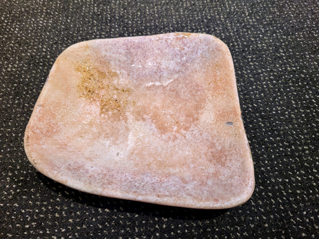 Chalcedoon, roze Amethist, schaal, 2,5kg, 130,- euro, nr. 61

Chalcedoon, ook wel genoemd Roze Amethist

Chalcedoon is een edelsteen die behoort tot de kwartsfamilie en bekend staat om zijn zachte, wasachtige glans en diverse kleuren. Het is een microkristallijne vorm van kwarts, vaak in wit, grijs, blauw, geel, bruin of rood. Chalcedoon wordt gewaardeerd om zijn spirituele eigenschappen, zoals het bevorderen van communicatie, evenwicht en creativiteit. 
Kenmerken en soorten:
Chalcedoon is een cryptokristal gelijnde  kwarts, wat betekent dat de kristallen zo klein zijn dat ze met het blote oog niet te zien zijn. 
Het heeft een hardheid van 6,5-7 op de schaal van Mohs. 
Bekende variëteiten van chalcedoon zijn chrysopraas (appelgroen), carneool (roze tot rood) en sarder (bruin). 
Blauwe chalcedoon, met name Blue Lace Agate, staat bekend om zijn kalmerende werking en wordt geassocieerd met de keelchakra. 
Spirituele eigenschappen en werking:
Chalcedoon wordt gezien als de steen van communicatie en wordt vaak de "redenaarssteen" genoemd. 
Het bevordert helderheid van geest, zelfvertrouwen en moed om gevoelens te uiten. 
Chalcedoon kan helpen bij het loslaten van onderdrukte emoties en het vinden van innerlijke rust. 
Het wordt ook in verband gebracht met creativiteit en het vermogen om ideeën om te zetten in daden. 
Sommige geloven dat chalcedoon het keelchakra activeert en helpt bij problemen met de keel, stembanden en schildklier. 
Fysieke werking:
Chalcedoon wordt verondersteld reinigende, verkoelende en ontstekingsremmende eigenschappen te hebben.
Het kan helpen bij koorts, verkoudheid, ademhalingsproblemen en het versterken van het immuunsysteem. 
Chalcedoon wordt ook in verband gebracht met een positieve werking op de bloedsomloop, vochtophoping en de productie van insuline.
Overige:
Chalcedoon komt voor in verschillende delen van de wereld, waaronder Brazilië, Madagaskar, India en Uruguay. 
In de oudheid werd chalcedoon al gebruikt voor amuletten, zegels en sieraden.