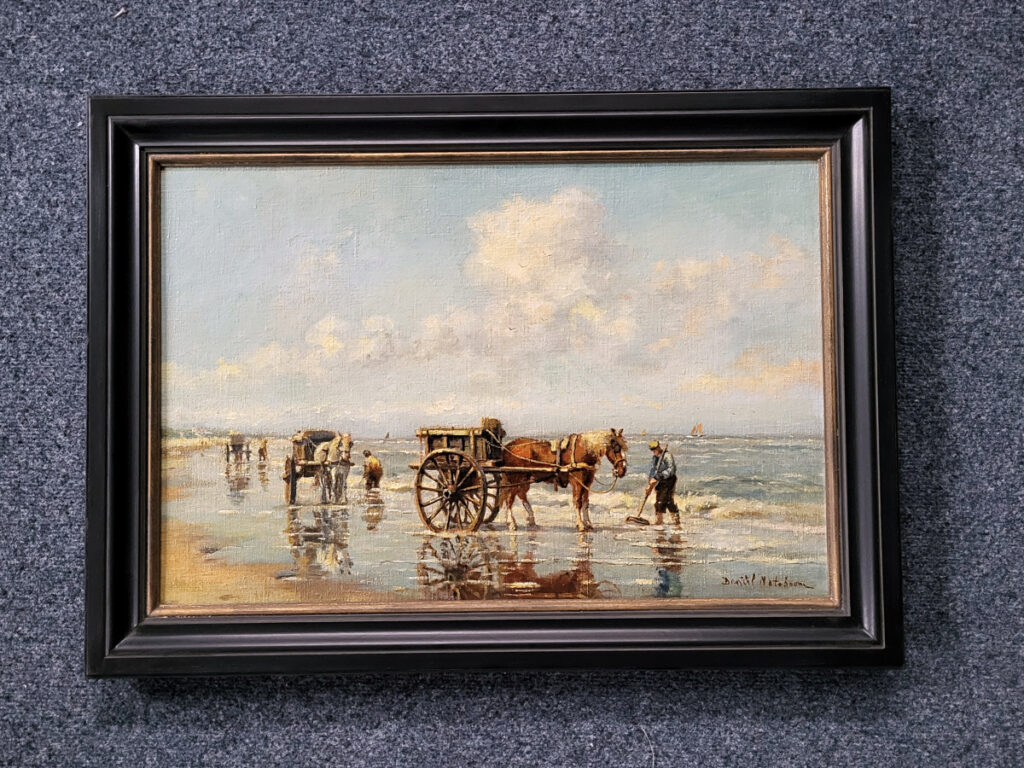 Daniel Noteboom, schelpenvissers, olieverf op linnen, afmeting 40x60cm doekmaat, afmeting incl. lijst 54x74cm, 475,- euro, nr. 4
Noteboom, Daniël, 1877-1943
Daniël Noteboom werd op 19 mei 1877 in Rotterdam geboren en overleed op 27 maart 1943 in Leiden. Hij was niet alleen de zoon van de bekende kunstschilder D. Noteboom maar ook zijn leerling.
Daniël volgde een kunstzinnige opleiding aan de Academie voor Beeldende Kunsten in Rotterdam. Naast de lessen die hij van zijn vader kreeg, was hij ook leerling van Willem Pothast.
Hij schilderde niet alleen, maar was ook vaardig als tekenaar, graficus en etser. Van zijn hand zijn zowel landschappen als portretten en stads-, dorps- en zeegezichten bekend in de diverse technieken.
Daniël Noteboom was lid van Arti et Amicitiae in Amsterdam en van de Nederlands-Indische Kunstkring in Batavia.