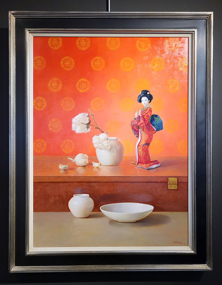 E.P. Moleveld, Chinese pop, olieverf op linnen, afmeting 60x80cm-doekmaat, afmeting incl. lijst 75x95cm, 1750,- euro, nr. 497

Moleveld, E.P.Moleveld, Ed Moleveld 1946-
Moleveld, E.P. Moleveld, een kunstenaar met een ongelooflijke perfectie.
Eduard Pieter Moleveld, geboren in Den Haag op 1 mei 1946 en zoon van de 
bekende voetschilder Pieter Moleveld. Een naturalistisch fijnschilder, die al zijn 
objecten zo weet te analyseren, dat hij door een eigen manier van 
kleuropbouw zijn schilderijen tot een ongekende klasse weet te brengen. 
Wanneer men zijn werk van dichterbij bekijkt, zal men een overvloed aan 
kleuren zien, die op afstand in elkaar overvloeien en het koper, tin, glas of 
welke stof dan ook, een echtheid meegeven van een weergaloze kwaliteit.
Een belangrijk criterium voor Ed Moleveld is dat wanneer hij eetbare produkten 
schildert, zoals fruit, groente of snoep, hijzelf geprikkeld moet worden om het te 
willen eten.
E.P. Moleveld geniet grote belangstelling voor zijn werk in binnen- en 
buitenland en heeft reeds vele nationale en internationale tentoonstellingen 
met groot succes kunnen afronden.


Eduard Pieter Moleveld received his first painting lessons from his father, the foot-
painter Pieter Moleveld. Eduard took a five-year course in the United States, at the 
Academy in Minneapolis. His painting was highly appreciated in the U.S. and he 
received two art awards. 
Moleveld’s oeuvre can be divided into two categories: in the first place his still life 
compositions (with are undoubtedly his strongest side), and secondly his purely 
magic-realist paintings. His works are characterised by extreme precision and 
perfectly true-to-life rendering of the subject. Moleveld analyses the colour and 
shape of his subjects with great accuracy before committing them to the canvas. 
Eduard Pieter Moleveld has clearly staked out a niche of his own in the present-
day world of Dutch painting. As a professional artist he attracts wide interest. His 
works have already been on display at many exhibitions in the Netherlands and 
abroad.