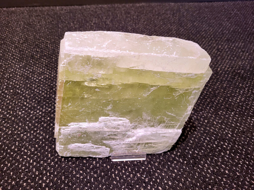 Groene Calciet, 3,6kg, 95,- euro, nr. 20

Groene calciet is een calciumcarbonaatmineraal dat bekend staat als een steen van balans, vernieuwing en emotioneel herstel. Het wordt geassocieerd met het hartchakra en werkt kalmerend, wat helpt bij het loslaten van oude patronen en stress, en bij het bevorderen van empathie en zelfcompassie. Omdat het een zachte steen is, kan groene calciet beter niet met water gereinigd worden. 
Kenmerken en werking
Emotionele heling: 
Werkt kalmerend en helpt bij het \'afkoelen\' van woede en ergernis. Het helpt bij het verwerken van oude emoties en het loslaten van stress. 
Harmonie en balans: 
Brengt lichaam, geest en ziel in evenwicht en bevordert innerlijke rust. Het kan helpen om gevoel en verstand te verenigen. 
Groei en zelfvertrouwen: 
Stimuleert zowel lichamelijke, geestelijke als spirituele groei. Het kan motiverend werken en het zelfvertrouwen versterken. 
Hartchakra: 
Werkt specifiek op het hartchakra, wat bijdraagt aan meer empathie en het makkelijker uiten van liefde. 
Verbinding met natuur: 
Kan helpen om je meer af te stemmen op de natuur en de geesten van planten en dieren. 
Praktische informatie
Reinigen: 
Vanwege de zachtheid is het beter om de steen niet met water te reinigen. Gebruik in plaats daarvan rook van salie of palo santo, of leg de steen op hematiet of een amethistcluster. 
Fysieke ondersteuning: 
Kan helpen bij stress, het bevorderen van slaap en het loslaten van fysieke spanning in het lichaam.