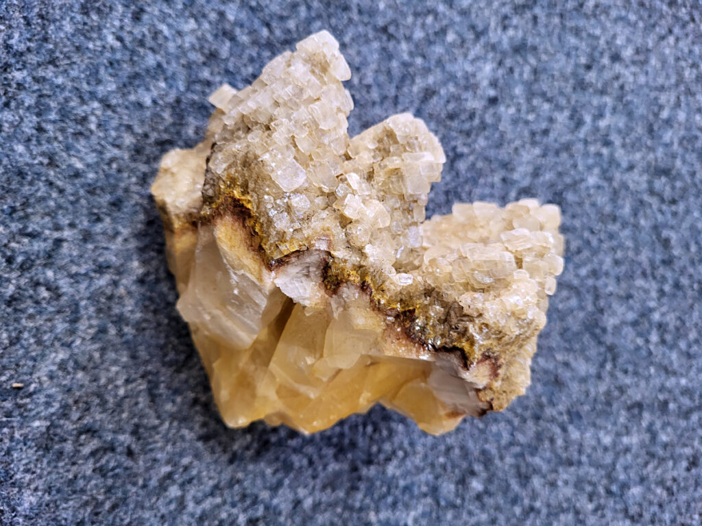 Hondentandcalciet en cluster blanke calciet, 1,4kg, 45,- euro, nr. 37

Calciet is een veelvoorkomend mineraal dat voornamelijk bestaat uit calciumcarbonaat. Het komt in diverse kleuren en vormen voor en wordt in veel industrieën gebruikt, maar ook in de esoterie. 
Algemene kenmerken:
Samenstelling: Calciet bestaat voornamelijk uit calciumcarbonaat (CaCO3). 
Vorming: Het ontstaat door afzetting van calciumcarbonaat in water, maar ook door ophoping van schelpen en skeletten van zeedieren. 
Uiterlijk: Het heeft vaak een glasachtige glans, is doorzichtig tot doorschijnend en kan vele kleuren hebben, zoals geel, oranje, rood, bruin, blauw, groen, roze, wit en kleurloos. 
Hardheid: Calciet heeft een hardheid van 3 op de schaal van Mohs. 
Veelvoorkomend: Het is een van de meest voorkomende mineralen en is een hoofdbestanddeel van kalksteen, marmer en krijt. 
Esoterie:
In de edelsteentherapie wordt calciet gezien als een steen die energie versterkt, negatieve energieën verwijdert en spirituele groei bevordert. Verschillende kleuren calciet hebben specifieke eigenschappen, zoals gele calciet voor doorzettingsvermogen en moed, en mangano calciet voor emotionele heling. 
Specifieke calcietsoorten:
Gele Calciet: Staat bekend om het absorberen van negativiteit, het versterken van doorzettingsvermogen en het aantrekken van succes. 
Blauwe Calciet: Wordt geassocieerd met kalmering, communicatie en het loslaten van stress. 
Groene Calciet: Werkt op de hartchakra, bevordert liefde, compassie en emotionele heling. 
Mangano Calciet: Wordt gebruikt voor emotionele heling, het loslaten van oud verdriet en het versterken van zelfvertrouwen. 
Reiniging:
Calciet kan op verschillende manieren gereinigd worden, maar het is belangrijk om te weten dat sommige soorten, zoals gele calciet, niet goed tegen water kunnen. 
Andere reinigingsmethoden zijn bijvoorbeeld reinigen met edelstenenspray, op een Amethist of bergkristal leggen, of reinigen met selenite. 
Het is een steen die kan worden gebruikt voor energieversterking, emotionele heling en het bevorderen van spirituele groei, afhankelijk van de specifieke kleur en eigenschappen. 
                                                    -Kunstgalerie Arnold-