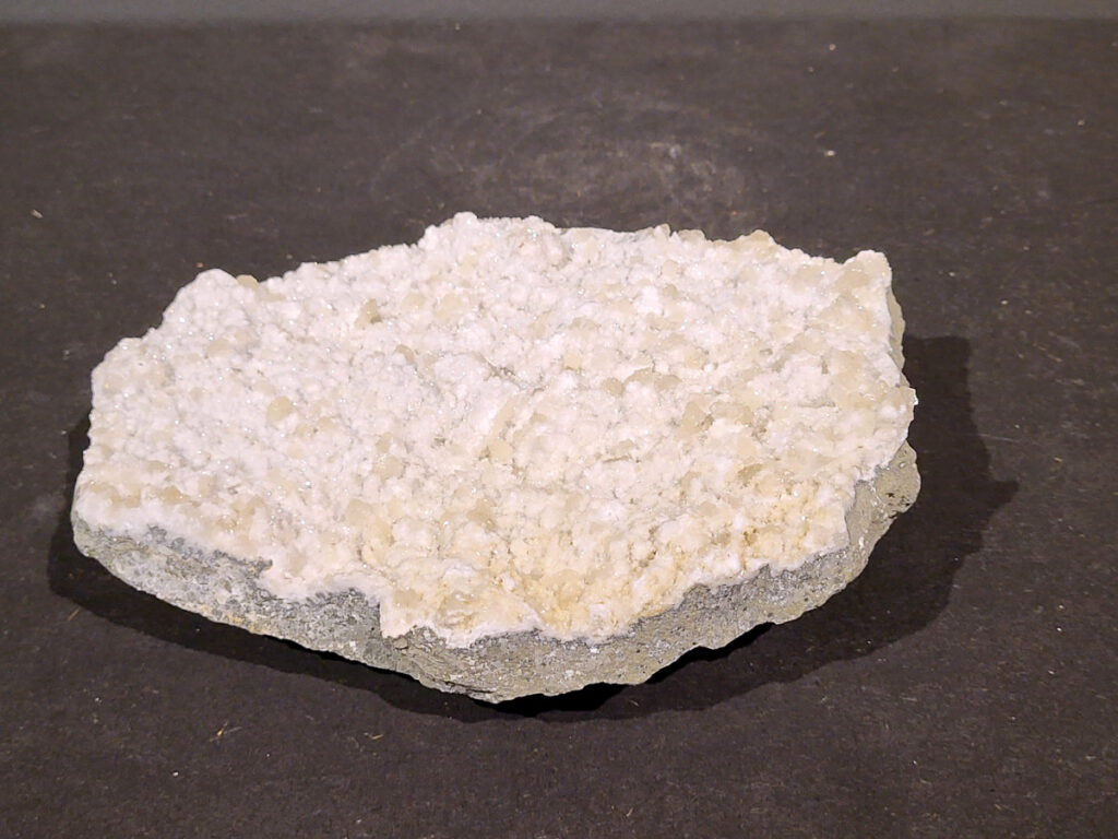 Okeniet, 1,6kg, 30,- euro, nr. 13

Okeniet bestaat uit hele fijne kristalletjes die eruit zien als bolletjes wol. Je krijgt de neiging om het even te willen aaien, maar doe dit niet want de kristallen zijn zeer kwetsbaar en zullen breken.
Vindplaats: India