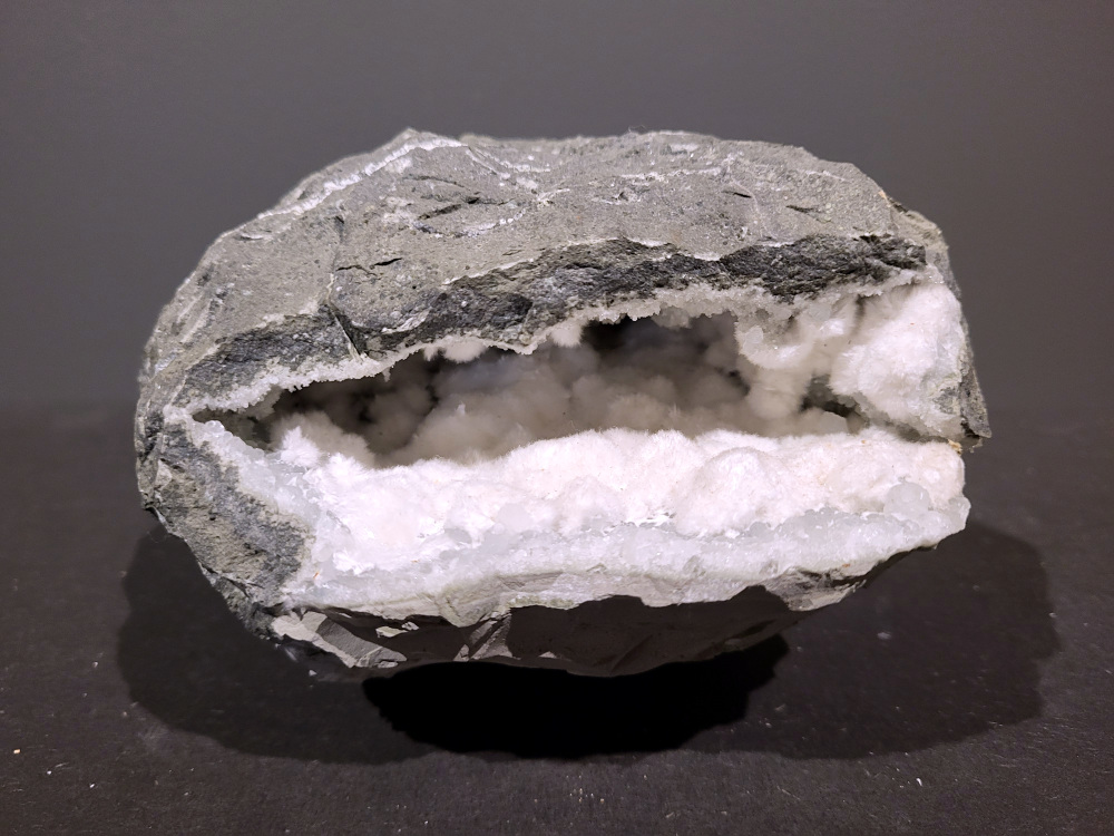 Okeniet, 3,2kg, 80,- euro, nr. 12

Okeniet bestaat uit hele fijne kristalletjes die eruit zien als bolletjes wol. Je krijgt de neiging om het even te willen aaien, maar doe dit niet want de kristallen zijn zeer kwetsbaar en zullen breken.
Vindplaats: India