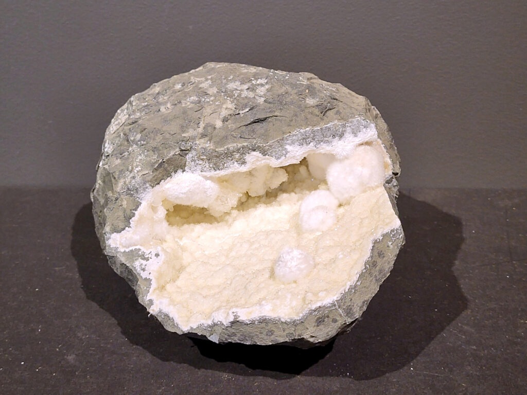 Okeniet, 4,9kg, 145,- euro, nr. 11

Okeniet bestaat uit hele fijne kristalletjes die eruit zien als bolletjes wol. Je krijgt de neiging om het even te willen aaien, maar doe dit niet want de kristallen zijn zeer kwetsbaar en zullen breken.
Vindplaats: India