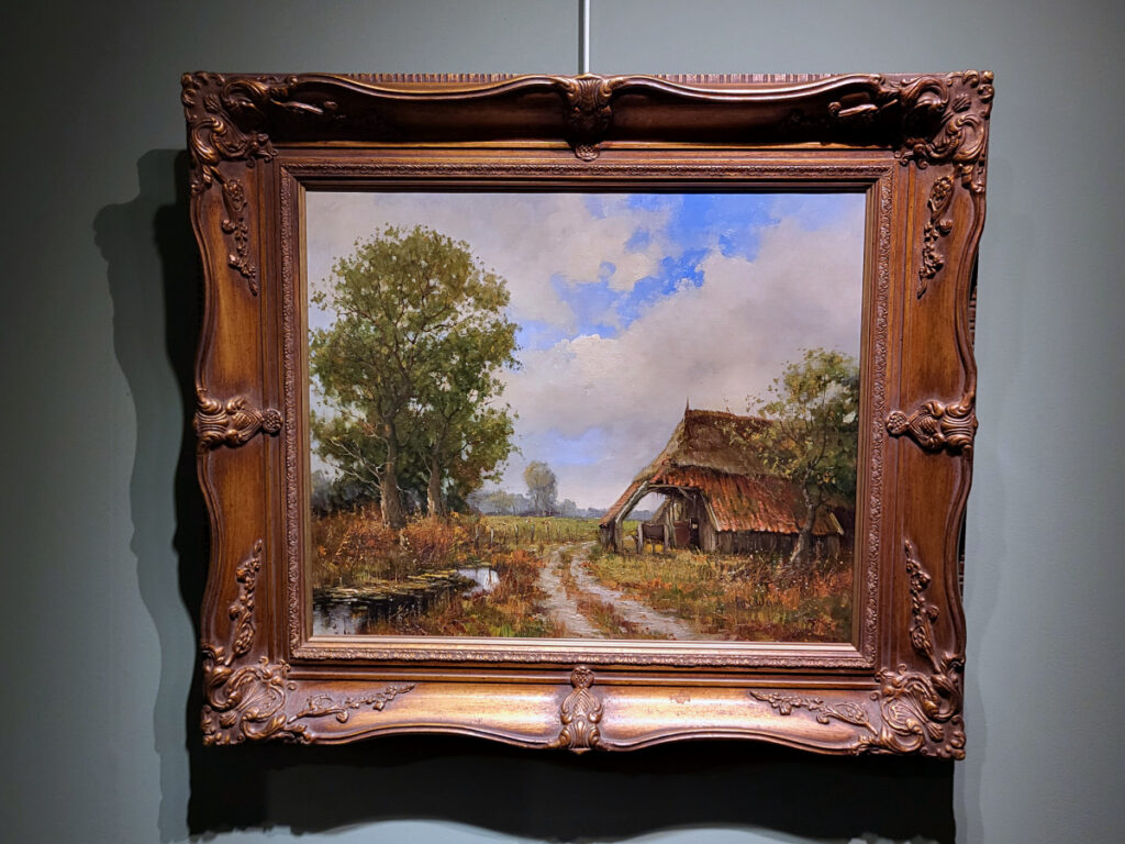 <strong>Albert Wessels, olieverf op linnen, boerenerf, afmeting 50x60cm doekmaat, afmeting inclusief lijst 66x76cm, 275,- euro, nr. 48</strong>

<strong>Wessels, Albert Wessels, 1938-2010</strong>
<strong>Albert Wessels (1938-2010) schilder, illustrator. Wessels was een kunstschilder die zich specialiseerde in natuurtaferelen. Onder andere door zijn werkzaamheden voor de John Bunyan Stichting genoot hij landelijke bekendheid.</strong> Maar ook in Israël was hij een graag geziene gast. Albert Wessels was een autodidact die op latere leeftijd les nam van de Almelose kunstenares Janny Brugman-de Vries. Na zijn schooltijd stapte hij niet rechtstreeks de kunstwereld binnen, maar om brood op de plank te verdienen begon hij als magazijnverkoper bij de toenmalige Rijssense textiel­onderneming Heka. In de jaren zestig kon hij van zijn hobby zijn werk maken doordat zijn werkgever hem de gelegenheid gaf in deeltijd te gaan werken. Wessels werkte aanvankelijk veel in opdracht. Zo maakte hij grote haventaferelen voor een koper uit Rotterdam. Daardoor kwam hij in contact met een Duitse kunsthandelaar die veel belangstelling had voor zijn natuurtaferelen. Vanaf toen begon de opbloei van zijn schilders­carrière. Wessels maakte herkenbare kunst. Hij was een bewonderaar van de kunstenaars van de Haagse School. Impressionisten als Mauve, Mesdag en de gebroeders Maris spraken hem bijzonder aan, hoewel hij niet altijd 100 procent op hun lijn zat. „Iemand adviseerde mijn stijl maar gewoon de Rijssense School te noemen”, placht hij relativerend te zeggen. Wessels’ schilderijen met oudtestamentische taferelen voor de John Bunyan Stichting leverden hem een expositie op in Jeruzalem. De toenmalige burgemeester en latere Israëlische premier Ehud Olmert kon hij tot zijn persoonlijke vriendenkring rekenen. <strong>Natuurschilderijen maken deed Wessels met de liefde van zijn hart, </strong>omdat hij daarin Gods schepping kon uitbeelden. Als niet-religieuze mensen hem vertelden dat zijn doeken een gevoelige snaar bij hen raakten, deed hem dat deugd. „Dat is toch mooi en bijzonder, dat je mensen kunt laten zien dat er een dimensie méér is dan alleen de horizontale.”