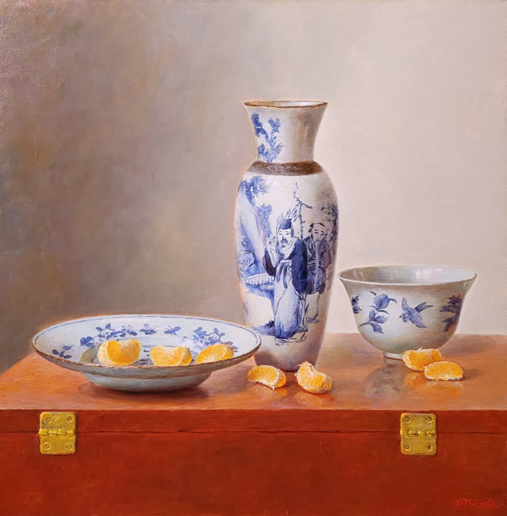 <strong>E.P. Moleveld, Chinees porcelein met mandarijnen, olieverf op doek, afmeting 50x50cm doekmaat, 1350,- euro, nr. 389</strong>

Moleveld, E.P.Moleveld, Ed Moleveld geb 1946
<strong>Moleveld, E.P. Moleveld, een kunstenaar met een ongelooflijke perfectie.</strong> Eduard Pieter Moleveld, geboren in Den Haag op 1 mei 1946 en zoon van de bekende voetschilder Pieter Moleveld. <strong>Een naturalistisch fijnschilder, die al zijn objecten zo weet te analyseren, dat hij door een eigen manier van kleuropbouw zijn schilderijen tot een ongekende klasse weet te brengen.</strong> Wanneer men zijn werk van dichterbij bekijkt, zal men een overvloed aan kleuren zien, die op afstand in elkaar overvloeien en het koper, tin, glas of welke stof dan ook, een echtheid meegeven van een weergaloze kwaliteit. Een belangrijk criterium voor Ed Moleveld is dat wanneer hij eetbare produkten schildert, zoals fruit, groente of snoep, hijzelf geprikkeld moet worden om het te willen eten. <strong>E.P. Moleveld geniet grote belangstelling voor zijn werk in binnen- en buitenland en heeft reeds vele nationale en internationale tentoonstellingen met groot succes kunnen afronden.</strong>