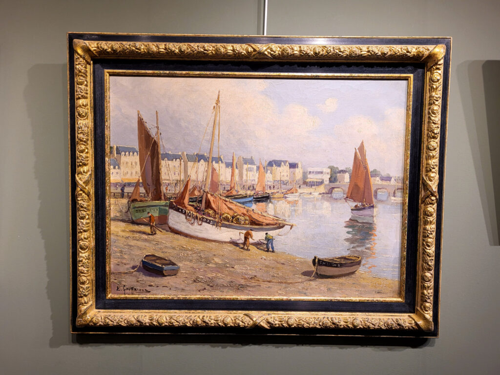 Gauffriaud, Emile, haven van Le Pouliguen, Bretagne, 46x61cm doek, afm. incl. lijst 60x75cm, 975,- euro, nr. 18

Emile GAUFFRIAUD is een kunstenaar, geboren in 1877 en overleden in 1957. 
Georges Émile Gauffriaud is een Franse schilder, graveur, aquarellist en lithograaf, geboren in Brest in 1877. Hij was zeer succesvol tijdens zijn leven als regionaal kunstenaar. Hij is een bekende figuur in de stad Brest. Zijn lange gestalte, brede hoed en lavaliered stropdas maken deel uit van het landschap, want hij schilderde vaak buiten.
Zijn vrouw en dochter brachten de schilderijen van Gauffriaud op de markt in hun kunstgalerie in Le Pouliguen, die opmerkelijk is vanwege zijn art nouveau-decoratie.
Gauffriaud is niet geïnteresseerd in beeldonderzoek, hij houdt ervan om atmosferen, een karakter, een sfeer te herstellen. De kunstenaar koos er resoluut voor om zijn land, zijn zee en zijn boten te schilderen. Aan zijn favoriete onderwerpen zouden enkele landschappen toegevoegd moeten worden, natuurlijk Bretons, maar soms ook uit Limoges. Hij maakte verschillende reizen naar de Côte d'Azur, vanwaar hij terugkeerde met schilderijen en aquarellen, badend in het licht van het Zuiden.
Wanneer hij niet met zijn volledige naam tekent, gebruikt hij de afkorting Goff als monogram.
Gauffriauds werken zijn gewild bij kunstliefhebbers en worden vaak betwist wanneer ze op een veiling worden verkocht, omdat zijn schilderijen vol charme zitten.
Hij overleed in 1957, na bijna veertien jaar niet te hebben geschilderd.