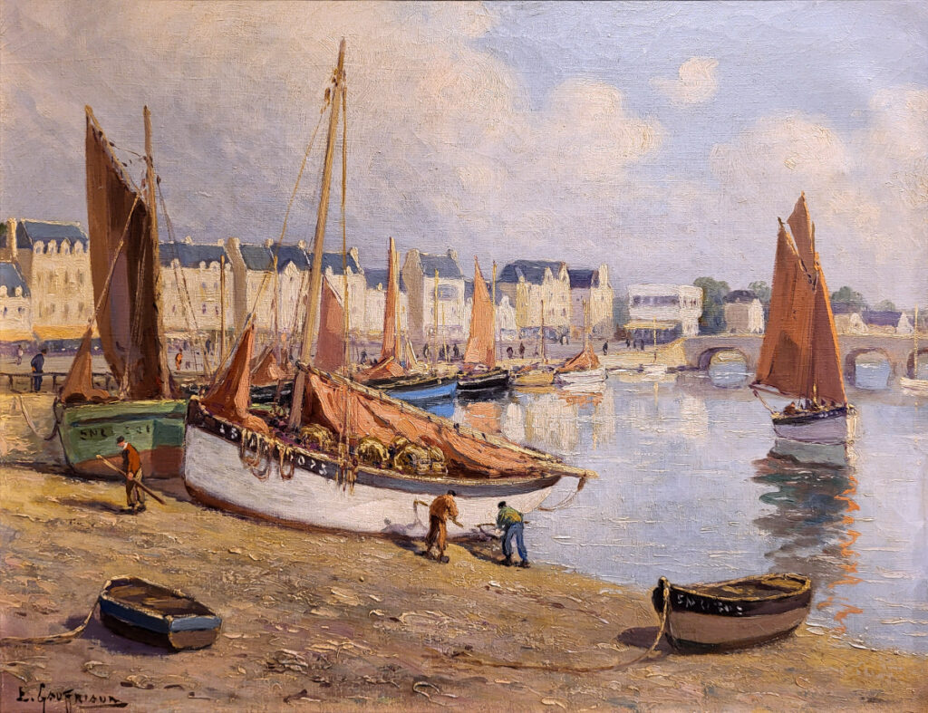 <strong>Gauffriaud, Emile Gauffriaud, haven van Le Pouliguen, olieverf op linnen, 46x61cm doekmaat, 975,- euro, nr. 17</strong>

<strong>Emile GAUFFRIAUD is een kunstenaar, geboren in 1877 en overleden in 1957. </strong>
Georges Émile Gauffriaud is een Franse schilder, graveur, aquarellist en lithograaf, geboren in Brest in 1877. Hij was zeer succesvol tijdens zijn leven als regionaal kunstenaar. Hij is een bekende figuur in de stad Brest. Zijn lange gestalte, brede hoed en lavaliered stropdas maken deel uit van het landschap, want hij schilderde vaak buiten.
Zijn vrouw en dochter brachten de schilderijen van Gauffriaud op de markt in hun kunstgalerie in Le Pouliguen, die opmerkelijk is vanwege zijn art nouveau-decoratie.
Gauffriaud is niet geïnteresseerd in beeldonderzoek, hij houdt ervan om atmosferen, een karakter, een sfeer te herstellen. De kunstenaar koos er resoluut voor om zijn land, zijn zee en zijn boten te schilderen. Aan zijn favoriete onderwerpen zouden enkele landschappen toegevoegd moeten worden, natuurlijk Bretons, maar soms ook uit Limoges. Hij maakte verschillende reizen naar de Côte d'Azur, vanwaar hij terugkeerde met schilderijen en aquarellen, badend in het licht van het Zuiden.
Wanneer hij niet met zijn volledige naam tekent, gebruikt hij de afkorting Goff als monogram.
<strong>Gauffriauds werken zijn gewild bij kunstliefhebbers</strong> en worden vaak betwist wanneer ze op een veiling worden verkocht, omdat zijn schilderijen vol charme zitten.
<strong>Hij overleed in 1957,</strong> na bijna veertien jaar niet te hebben geschilderd.