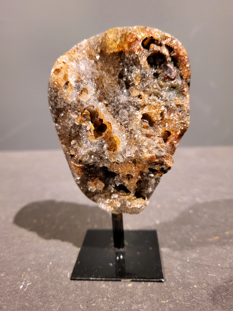 <strong>Agaat op standaard, 0,2kg, 12cm hoog, 11,- euro, nr. 3</strong>

<strong>Beschrijving Agaat.</strong>

Agaat is een veelzijdige edelsteen die bekend staat om zijn prachtige kleurbanden en patronen. Het is een variëteit van het mineraal kwarts, meer specifiek chalcedoon, en wordt vaak gebruikt in sieraden en als decoratieve steen. 
<strong>Algemene kenmerken:</strong>
Agaat is een microkristallijne vorm van kwarts, bestaande uit microscopisch kleine kristallen. 
<strong>Kleuren en patronen:</strong>
Agaat komt voor in vele kleuren, vaak met banden of lagen in verschillende tinten. 
Agaat is een populaire keuze voor het maken van kettingen, armbanden, ringen en andere sieraden vanwege de esthetische aantrekkingskracht en duurzaamheid. 
<strong>Spirituele eigenschappen:</strong>
Agaat wordt vaak geassocieerd met aardende, stabiliserende en beschermende eigenschappen. 
<strong>Helende werking:</strong>
Er wordt aangenomen dat agaat kan helpen bij het verminderen van stress, het bevorderen van emotioneel evenwicht en het versterken van het zelfvertrouwen. 
<strong>Verzorging van agaat:</strong>
Agaat is relatief gemakkelijk te onderhouden. Het kan worden gereinigd met lauw water, de rook van witte salie of palo santo, of door het op een hematiet- of bergkristal-cluster te plaatsen. 

<strong>-	Kunstgalerie-Arnold -</strong>