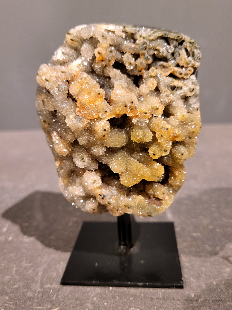 <strong>Agaat op standaard, 0,3kg, 10cm hoog, 16,- euro, nr. 5</strong>

<strong>Beschrijving Agaat.</strong>

Agaat is een veelzijdige edelsteen die bekend staat om zijn prachtige kleurbanden en patronen. Het is een variëteit van het mineraal kwarts, meer specifiek chalcedoon, en wordt vaak gebruikt in sieraden en als decoratieve steen. 
<strong>Algemene kenmerken:</strong>
Agaat is een microkristallijne vorm van kwarts, bestaande uit microscopisch kleine kristallen. 
<strong>Kleuren en patronen:</strong>
Agaat komt voor in vele kleuren, vaak met banden of lagen in verschillende tinten. 
Agaat is een populaire keuze voor het maken van kettingen, armbanden, ringen en andere sieraden vanwege de esthetische aantrekkingskracht en duurzaamheid. 
<strong>Spirituele eigenschappen:</strong>
Agaat wordt vaak geassocieerd met aardende, stabiliserende en beschermende eigenschappen. 
<strong>Helende werking:</strong>
Er wordt aangenomen dat agaat kan helpen bij het verminderen van stress, het bevorderen van emotioneel evenwicht en het versterken van het zelfvertrouwen. 
<strong>Verzorging van agaat:</strong>
Agaat is relatief gemakkelijk te onderhouden. Het kan worden gereinigd met lauw water, de rook van witte salie of palo santo, of door het op een hematiet- of bergkristal-cluster te plaatsen. 

<strong>-	Kunstgalerie-Arnold -</strong>