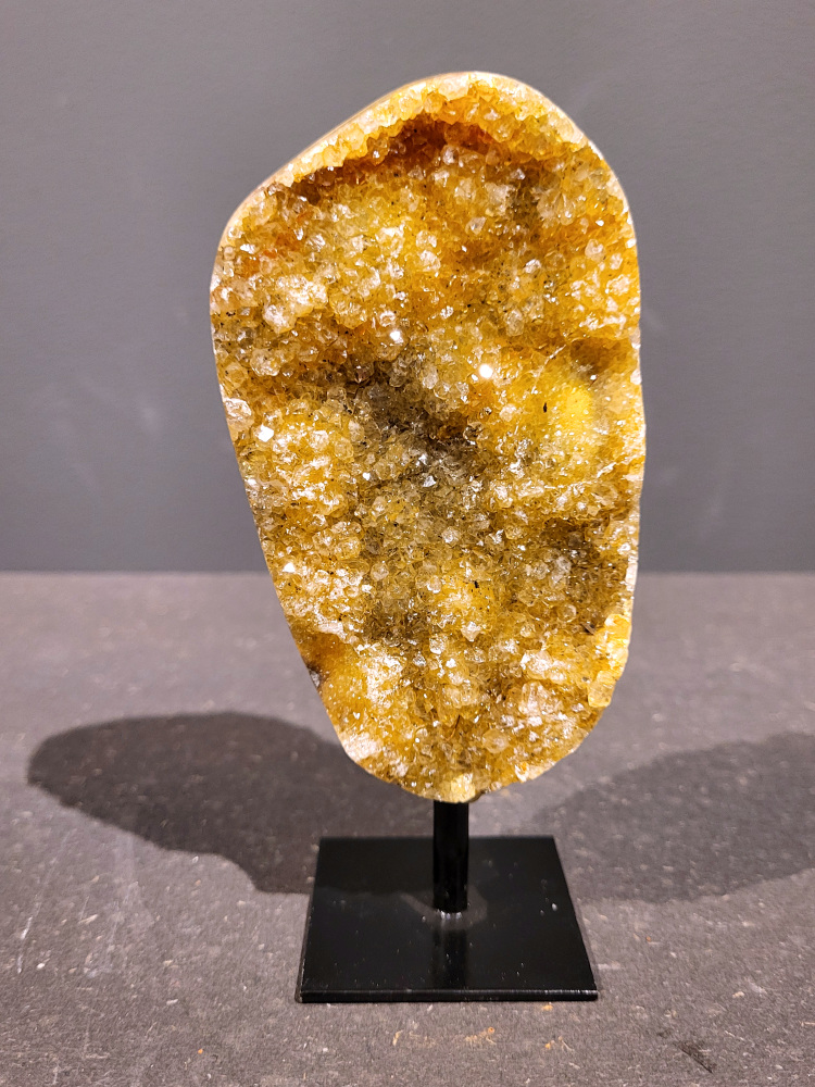 <strong>Agaat op standaard, 0,3kg, 15cm hoog, 16,- euro, nr. 47</strong>

<strong>Beschrijving Agaat.</strong>

Agaat is een veelzijdige edelsteen die bekend staat om zijn prachtige kleurbanden en patronen. Het is een variëteit van het mineraal kwarts, meer specifiek chalcedoon, en wordt vaak gebruikt in sieraden en als decoratieve steen. 
<strong>Algemene kenmerken:</strong>
Agaat is een microkristallijne vorm van kwarts, bestaande uit microscopisch kleine kristallen. 
<strong>Kleuren en patronen:</strong>
Agaat komt voor in vele kleuren, vaak met banden of lagen in verschillende tinten. 
Agaat is een populaire keuze voor het maken van kettingen, armbanden, ringen en andere sieraden vanwege de esthetische aantrekkingskracht en duurzaamheid. 
<strong>Spirituele eigenschappen:</strong>
Agaat wordt vaak geassocieerd met aardende, stabiliserende en beschermende eigenschappen. 
<strong>Helende werking:</strong>
Er wordt aangenomen dat agaat kan helpen bij het verminderen van stress, het bevorderen van emotioneel evenwicht en het versterken van het zelfvertrouwen. 
<strong>Verzorging van agaat:</strong>
Agaat is relatief gemakkelijk te onderhouden. Het kan worden gereinigd met lauw water, de rook van witte salie of palo santo, of door het op een hematiet- of bergkristal-cluster te plaatsen. 

<strong>-	Kunstgalerie-Arnold -</strong>