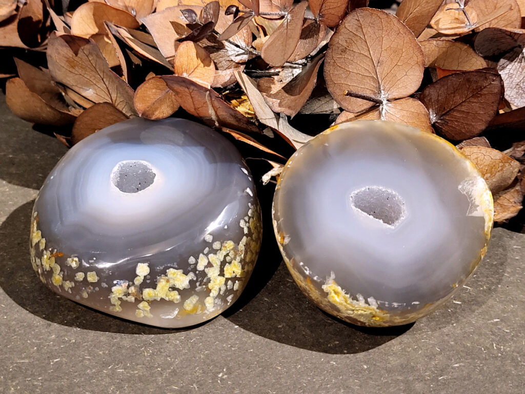 <strong>Agaat, paar, 0,5kg, 24,- euro, nr. 2</strong>

<strong>Beschrijving Agaat.</strong>

Agaat is een veelzijdige edelsteen die bekend staat om zijn prachtige kleurbanden en patronen. Het is een variëteit van het mineraal kwarts, meer specifiek chalcedoon, en wordt vaak gebruikt in sieraden en als decoratieve steen. 
<strong>Algemene kenmerken:</strong>
Agaat is een microkristallijne vorm van kwarts, bestaande uit microscopisch kleine kristallen. 
<strong>Kleuren en patronen:</strong>
Agaat komt voor in vele kleuren, vaak met banden of lagen in verschillende tinten. 
Agaat is een populaire keuze voor het maken van kettingen, armbanden, ringen en andere sieraden vanwege de esthetische aantrekkingskracht en duurzaamheid. 
<strong>Spirituele eigenschappen:</strong>
Agaat wordt vaak geassocieerd met aardende, stabiliserende en beschermende eigenschappen. 
<strong>Helende werking:</strong>
Er wordt aangenomen dat agaat kan helpen bij het verminderen van stress, het bevorderen van emotioneel evenwicht en het versterken van het zelfvertrouwen. 
<strong>Verzorging van agaat:</strong>
Agaat is relatief gemakkelijk te onderhouden. Het kan worden gereinigd met lauw water, de rook van witte salie of palo santo, of door het op een hematiet- of bergkristal-cluster te plaatsen. 

<strong>-	Kunstgalerie-Arnold -</strong>