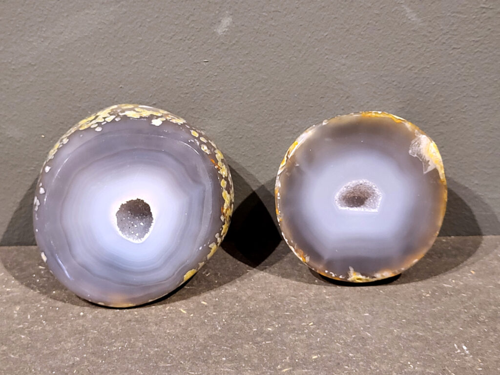 <strong>Agaat,paar, 0,5kg, 24,- euro, nr. 15</strong>

Beschrijving Agaat.

Agaat is een veelzijdige edelsteen die bekend staat om zijn prachtige kleurbanden en patronen. Het is een variëteit van het mineraal kwarts, meer specifiek chalcedoon, en wordt vaak gebruikt in sieraden en als decoratieve steen. 
<strong>Algemene kenmerken:</strong>
Agaat is een microkristallijne vorm van kwarts, bestaande uit microscopisch kleine kristallen. 
<strong>Kleuren en patronen:</strong>
Agaat komt voor in vele kleuren, vaak met banden of lagen in verschillende tinten. 
Agaat is een populaire keuze voor het maken van kettingen, armbanden, ringen en andere sieraden vanwege de esthetische aantrekkingskracht en duurzaamheid. 
<strong>Spirituele eigenschappen:</strong>
Agaat wordt vaak geassocieerd met aardende, stabiliserende en beschermende eigenschappen. 
<strong>Helende werking:</strong>
Er wordt aangenomen dat agaat kan helpen bij het verminderen van stress, het bevorderen van emotioneel evenwicht en het versterken van het zelfvertrouwen. 
<strong>Verzorging van agaat:</strong>
Agaat is relatief gemakkelijk te onderhouden. Het kan worden gereinigd met lauw water, de rook van witte salie of palo santo, of door het op een hematiet- of bergkristal-cluster te plaatsen. 

<strong>-	Kunstgalerie-Arnold -</strong>