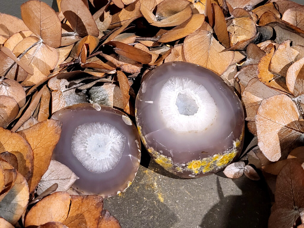 <strong>Agaat, paar, 0,6kg, 29,- euro, nr. 3</strong>

<strong>Beschrijving Agaat.</strong>

Agaat is een veelzijdige edelsteen die bekend staat om zijn prachtige kleurbanden en patronen. Het is een variëteit van het mineraal kwarts, meer specifiek chalcedoon, en wordt vaak gebruikt in sieraden en als decoratieve steen. 
<strong>Algemene kenmerken:</strong>
Agaat is een microkristallijne vorm van kwarts, bestaande uit microscopisch kleine kristallen. 
<strong>Kleuren en patronen:</strong>
Agaat komt voor in vele kleuren, vaak met banden of lagen in verschillende tinten. 
Agaat is een populaire keuze voor het maken van kettingen, armbanden, ringen en andere sieraden vanwege de esthetische aantrekkingskracht en duurzaamheid. 
<strong>Spirituele eigenschappen:</strong>
Agaat wordt vaak geassocieerd met aardende, stabiliserende en beschermende eigenschappen. 
<strong>Helende werking:</strong>
Er wordt aangenomen dat agaat kan helpen bij het verminderen van stress, het bevorderen van emotioneel evenwicht en het versterken van het zelfvertrouwen. 
<strong>Verzorging van agaat:</strong>
Agaat is relatief gemakkelijk te onderhouden. Het kan worden gereinigd met lauw water, de rook van witte salie of palo santo, of door het op een hematiet- of bergkristal-cluster te plaatsen. 

<strong>-	Kunstgalerie-Arnold -</strong>