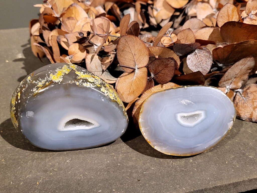 <strong>Agaat, paar, 0,6kg, 30,- euro, nr. 4</strong>

<strong>Beschrijving Agaat.</strong>

Agaat is een veelzijdige edelsteen die bekend staat om zijn prachtige kleurbanden en patronen. Het is een variëteit van het mineraal kwarts, meer specifiek chalcedoon, en wordt vaak gebruikt in sieraden en als decoratieve steen. 
<strong>Algemene kenmerken:</strong>
Agaat is een microkristallijne vorm van kwarts, bestaande uit microscopisch kleine kristallen. 
<strong>Kleuren en patronen:</strong>
Agaat komt voor in vele kleuren, vaak met banden of lagen in verschillende tinten. 
Agaat is een populaire keuze voor het maken van kettingen, armbanden, ringen en andere sieraden vanwege de esthetische aantrekkingskracht en duurzaamheid. 
<strong>Spirituele eigenschappen:</strong>
Agaat wordt vaak geassocieerd met aardende, stabiliserende en beschermende eigenschappen. 
<strong>Helende werking:</strong>
Er wordt aangenomen dat agaat kan helpen bij het verminderen van stress, het bevorderen van emotioneel evenwicht en het versterken van het zelfvertrouwen. 
<strong>Verzorging van agaat:</strong>
Agaat is relatief gemakkelijk te onderhouden. Het kan worden gereinigd met lauw water, de rook van witte salie of palo santo, of door het op een hematiet- of bergkristal-cluster te plaatsen. 

<strong>-	Kunstgalerie-Arnold -</strong>