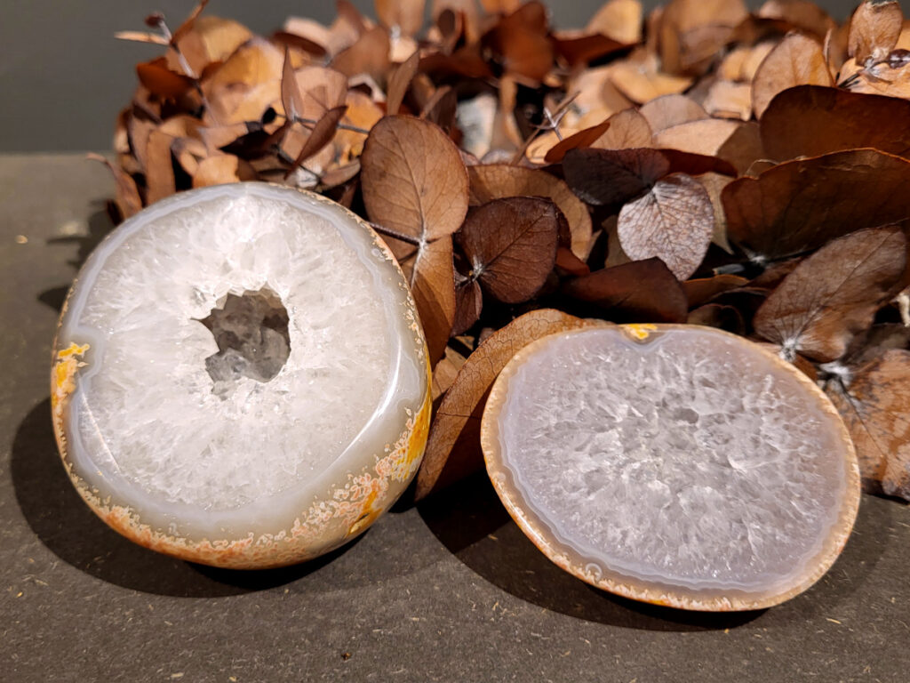 <strong>Agaat, paar, 0,7kg, 34,- euro, nr. 6</strong>

<strong>Beschrijving Agaat.</strong>

Agaat is een veelzijdige edelsteen die bekend staat om zijn prachtige kleurbanden en patronen. Het is een variëteit van het mineraal kwarts, meer specifiek chalcedoon, en wordt vaak gebruikt in sieraden en als decoratieve steen. 
<strong>Algemene kenmerken:</strong>
Agaat is een microkristallijne vorm van kwarts, bestaande uit microscopisch kleine kristallen. 
<strong>Kleuren en patronen:</strong>
Agaat komt voor in vele kleuren, vaak met banden of lagen in verschillende tinten. 
Agaat is een populaire keuze voor het maken van kettingen, armbanden, ringen en andere sieraden vanwege de esthetische aantrekkingskracht en duurzaamheid. 
<strong>Spirituele eigenschappen:</strong>
Agaat wordt vaak geassocieerd met aardende, stabiliserende en beschermende eigenschappen. 
<strong>Helende werking:</strong>
Er wordt aangenomen dat agaat kan helpen bij het verminderen van stress, het bevorderen van emotioneel evenwicht en het versterken van het zelfvertrouwen. 
<strong>Verzorging van agaat:</strong>
Agaat is relatief gemakkelijk te onderhouden. Het kan worden gereinigd met lauw water, de rook van witte salie of palo santo, of door het op een hematiet- of bergkristal-cluster te plaatsen. 

<strong>-	Kunstgalerie-Arnold -</strong>