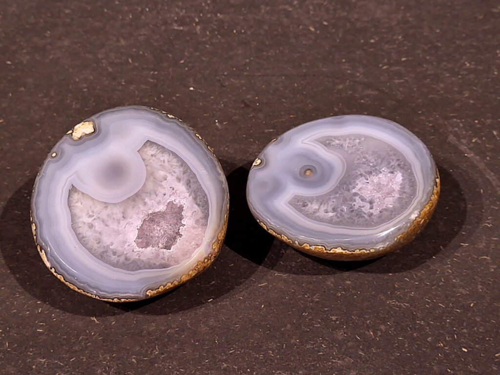 <strong>Agaat,paar, 0,7kg, 35,- euro, nr. 14</strong>

Beschrijving Agaat.

Agaat is een veelzijdige edelsteen die bekend staat om zijn prachtige kleurbanden en patronen. Het is een variëteit van het mineraal kwarts, meer specifiek chalcedoon, en wordt vaak gebruikt in sieraden en als decoratieve steen. 
<strong>Algemene kenmerken:</strong>
Agaat is een microkristallijne vorm van kwarts, bestaande uit microscopisch kleine kristallen. 
<strong>Kleuren en patronen:</strong>
Agaat komt voor in vele kleuren, vaak met banden of lagen in verschillende tinten. 
Agaat is een populaire keuze voor het maken van kettingen, armbanden, ringen en andere sieraden vanwege de esthetische aantrekkingskracht en duurzaamheid. 
<strong>Spirituele eigenschappen:</strong>
Agaat wordt vaak geassocieerd met aardende, stabiliserende en beschermende eigenschappen. 
<strong>Helende werking:</strong>
Er wordt aangenomen dat agaat kan helpen bij het verminderen van stress, het bevorderen van emotioneel evenwicht en het versterken van het zelfvertrouwen. 
<strong>Verzorging van agaat:</strong>
Agaat is relatief gemakkelijk te onderhouden. Het kan worden gereinigd met lauw water, de rook van witte salie of palo santo, of door het op een hematiet- of bergkristal-cluster te plaatsen. 

<strong>-	Kunstgalerie-Arnold -</strong>