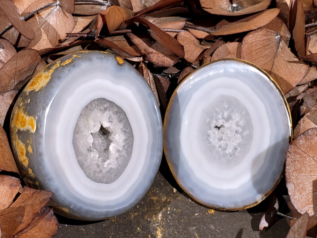 <strong>Agaat, paar, 0,7kg, 37,- euro, nr. 7</strong>

<strong>Beschrijving Agaat.</strong>

Agaat is een veelzijdige edelsteen die bekend staat om zijn prachtige kleurbanden en patronen. Het is een variëteit van het mineraal kwarts, meer specifiek chalcedoon, en wordt vaak gebruikt in sieraden en als decoratieve steen. 
<strong>Algemene kenmerken:</strong>
Agaat is een microkristallijne vorm van kwarts, bestaande uit microscopisch kleine kristallen. 
<strong>Kleuren en patronen:</strong>
Agaat komt voor in vele kleuren, vaak met banden of lagen in verschillende tinten. 
Agaat is een populaire keuze voor het maken van kettingen, armbanden, ringen en andere sieraden vanwege de esthetische aantrekkingskracht en duurzaamheid. 
<strong>Spirituele eigenschappen:</strong>
Agaat wordt vaak geassocieerd met aardende, stabiliserende en beschermende eigenschappen. 
<strong>Helende werking:</strong>
Er wordt aangenomen dat agaat kan helpen bij het verminderen van stress, het bevorderen van emotioneel evenwicht en het versterken van het zelfvertrouwen. 
<strong>Verzorging van agaat:</strong>
Agaat is relatief gemakkelijk te onderhouden. Het kan worden gereinigd met lauw water, de rook van witte salie of palo santo, of door het op een hematiet- of bergkristal-cluster te plaatsen. 

<strong>-	Kunstgalerie-Arnold -</strong>