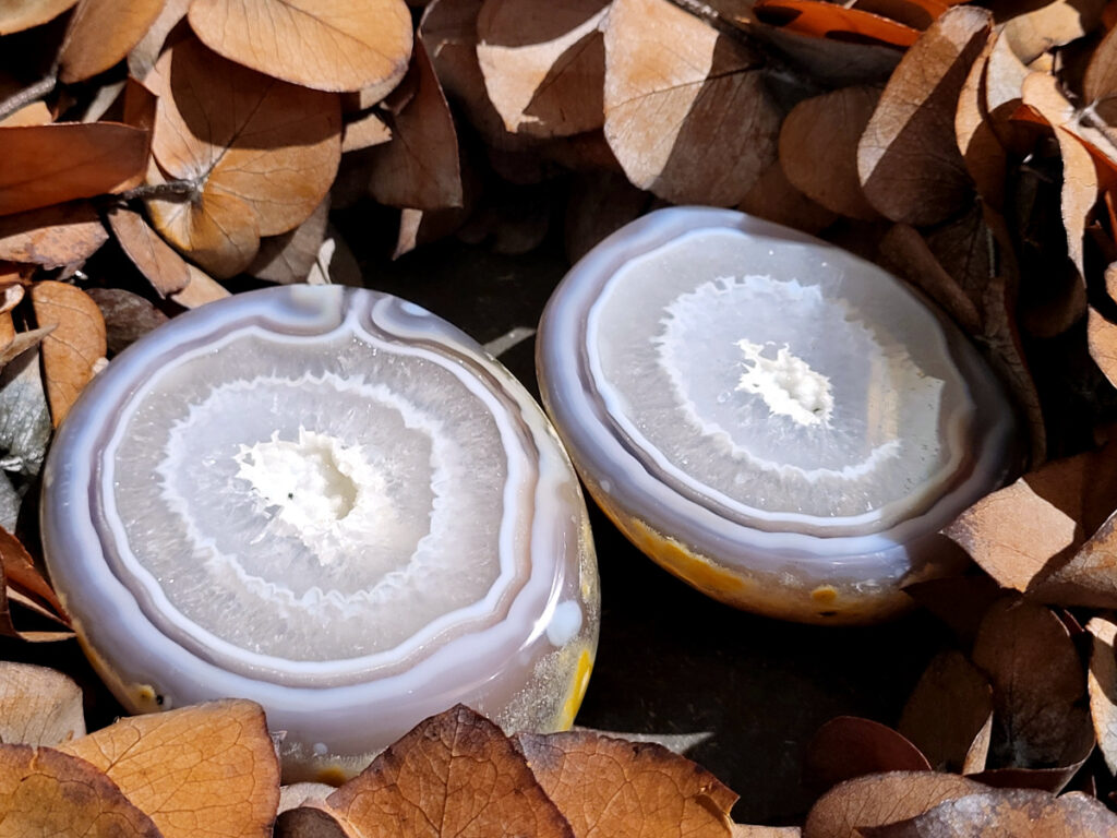 <strong>Agaat, paar, 0,8kg, 38,- euro, nr. 8</strong>

<strong>Beschrijving Agaat.</strong>

Agaat is een veelzijdige edelsteen die bekend staat om zijn prachtige kleurbanden en patronen. Het is een variëteit van het mineraal kwarts, meer specifiek chalcedoon, en wordt vaak gebruikt in sieraden en als decoratieve steen. 
<strong>Algemene kenmerken:</strong>
Agaat is een microkristallijne vorm van kwarts, bestaande uit microscopisch kleine kristallen. 
<strong>Kleuren en patronen:</strong>
Agaat komt voor in vele kleuren, vaak met banden of lagen in verschillende tinten. 
Agaat is een populaire keuze voor het maken van kettingen, armbanden, ringen en andere sieraden vanwege de esthetische aantrekkingskracht en duurzaamheid. 
<strong>Spirituele eigenschappen:</strong>
Agaat wordt vaak geassocieerd met aardende, stabiliserende en beschermende eigenschappen. 
<strong>Helende werking:</strong>
Er wordt aangenomen dat agaat kan helpen bij het verminderen van stress, het bevorderen van emotioneel evenwicht en het versterken van het zelfvertrouwen. 
<strong>Verzorging van agaat:</strong>
Agaat is relatief gemakkelijk te onderhouden. Het kan worden gereinigd met lauw water, de rook van witte salie of palo santo, of door het op een hematiet- of bergkristal-cluster te plaatsen. 

<strong>-	Kunstgalerie-Arnold -</strong>