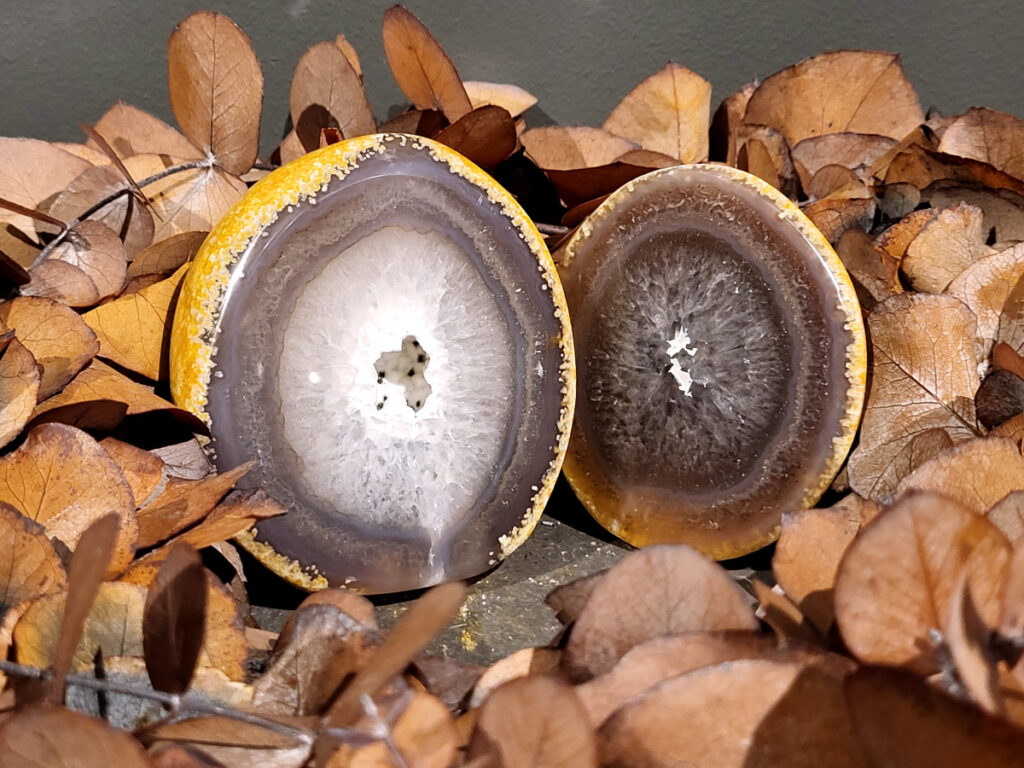 <strong>Agaat, paar, 0,8kg, 41,- euro, nr. 9</strong>

<strong>Beschrijving Agaat.</strong>

Agaat is een veelzijdige edelsteen die bekend staat om zijn prachtige kleurbanden en patronen. Het is een variëteit van het mineraal kwarts, meer specifiek chalcedoon, en wordt vaak gebruikt in sieraden en als decoratieve steen. 
<strong>Algemene kenmerken:</strong>
Agaat is een microkristallijne vorm van kwarts, bestaande uit microscopisch kleine kristallen. 
<strong>Kleuren en patronen:</strong>
Agaat komt voor in vele kleuren, vaak met banden of lagen in verschillende tinten. 
Agaat is een populaire keuze voor het maken van kettingen, armbanden, ringen en andere sieraden vanwege de esthetische aantrekkingskracht en duurzaamheid. 
<strong>Spirituele eigenschappen:</strong>
Agaat wordt vaak geassocieerd met aardende, stabiliserende en beschermende eigenschappen. 
<strong>Helende werking:</strong>
Er wordt aangenomen dat agaat kan helpen bij het verminderen van stress, het bevorderen van emotioneel evenwicht en het versterken van het zelfvertrouwen. 
<strong>Verzorging van agaat:</strong>
Agaat is relatief gemakkelijk te onderhouden. Het kan worden gereinigd met lauw water, de rook van witte salie of palo santo, of door het op een hematiet- of bergkristal-cluster te plaatsen. 
<strong>-	Kunstgalerie-Arnold -</strong>