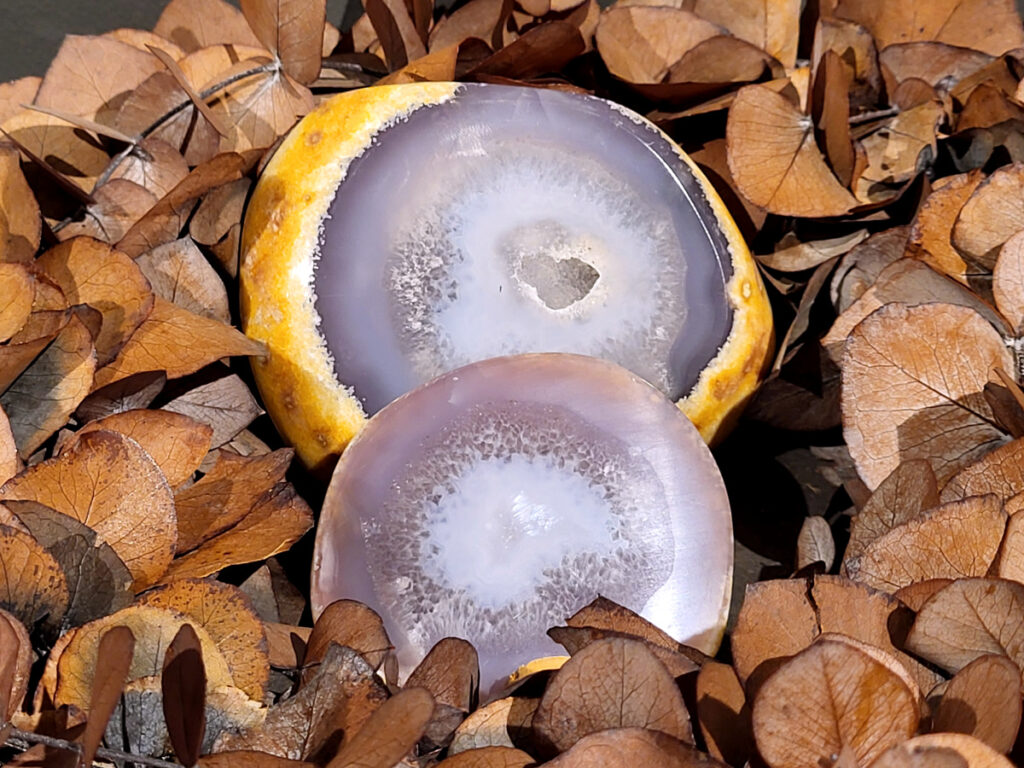 <strong>Agaat, paar, 0,8kg, 42,- euro, nr. 10</strong>

<strong>Beschrijving Agaat.</strong>

Agaat is een veelzijdige edelsteen die bekend staat om zijn prachtige kleurbanden en patronen. Het is een variëteit van het mineraal kwarts, meer specifiek chalcedoon, en wordt vaak gebruikt in sieraden en als decoratieve steen. 
<strong>Algemene kenmerken:</strong>
Agaat is een microkristallijne vorm van kwarts, bestaande uit microscopisch kleine kristallen. 
<strong>Kleuren en patronen:</strong>
Agaat komt voor in vele kleuren, vaak met banden of lagen in verschillende tinten. 
Agaat is een populaire keuze voor het maken van kettingen, armbanden, ringen en andere sieraden vanwege de esthetische aantrekkingskracht en duurzaamheid. 
<strong>Spirituele eigenschappen:</strong>
Agaat wordt vaak geassocieerd met aardende, stabiliserende en beschermende eigenschappen. 
<strong>Helende werking:</strong>
Er wordt aangenomen dat agaat kan helpen bij het verminderen van stress, het bevorderen van emotioneel evenwicht en het versterken van het zelfvertrouwen. 
<strong>Verzorging van agaat:</strong>
Agaat is relatief gemakkelijk te onderhouden. Het kan worden gereinigd met lauw water, de rook van witte salie of palo santo, of door het op een hematiet- of bergkristal-cluster te plaatsen. 

<strong>-	Kunstgalerie-Arnold -</strong>