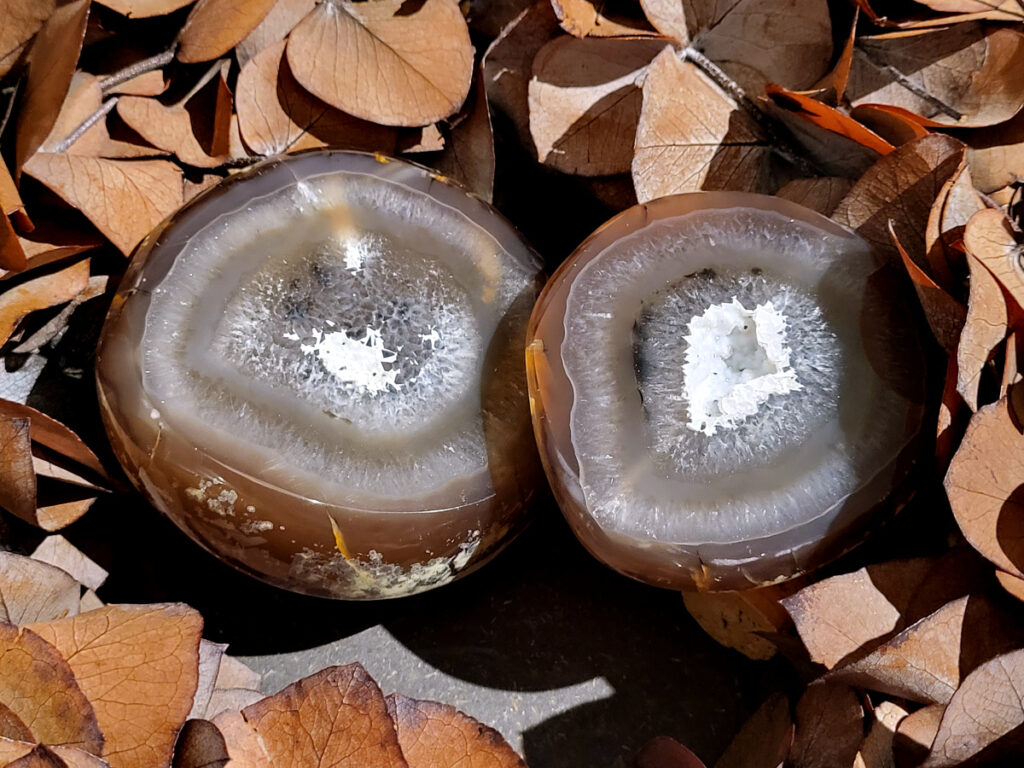 <strong>Agaat, paar, 0,9kg, 47,- euro, nr. 11</strong>

<strong>Beschrijving Agaat.</strong>

Agaat is een veelzijdige edelsteen die bekend staat om zijn prachtige kleurbanden en patronen. Het is een variëteit van het mineraal kwarts, meer specifiek chalcedoon, en wordt vaak gebruikt in sieraden en als decoratieve steen. 
<strong>Algemene kenmerken:</strong>
Agaat is een microkristallijne vorm van kwarts, bestaande uit microscopisch kleine kristallen. 
<strong>Kleuren en patronen:</strong>
Agaat komt voor in vele kleuren, vaak met banden of lagen in verschillende tinten. 
Agaat is een populaire keuze voor het maken van kettingen, armbanden, ringen en andere sieraden vanwege de esthetische aantrekkingskracht en duurzaamheid. 
<strong>Spirituele eigenschappen:</strong>
Agaat wordt vaak geassocieerd met aardende, stabiliserende en beschermende eigenschappen. 
<strong>Helende werking:</strong>
Er wordt aangenomen dat agaat kan helpen bij het verminderen van stress, het bevorderen van emotioneel evenwicht en het versterken van het zelfvertrouwen. 
<strong>Verzorging van agaat:</strong>
Agaat is relatief gemakkelijk te onderhouden. Het kan worden gereinigd met lauw water, de rook van witte salie of palo santo, of door het op een hematiet- of bergkristal-cluster te plaatsen. 

<strong>-	Kunstgalerie-Arnold -</strong>