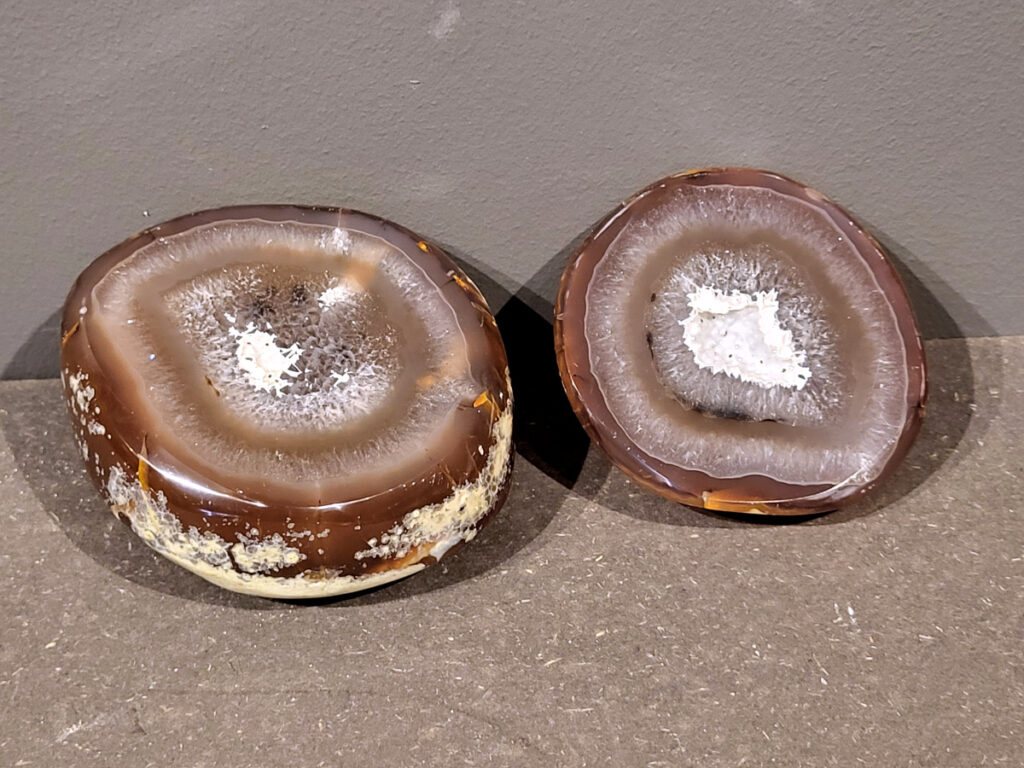 <strong>Agaat, paar, 0,9kg, 47,- euro, nr. 13</strong>

Beschrijving Agaat.

Agaat is een veelzijdige edelsteen die bekend staat om zijn prachtige kleurbanden en patronen. Het is een variëteit van het mineraal kwarts, meer specifiek chalcedoon, en wordt vaak gebruikt in sieraden en als decoratieve steen. 
<strong>Algemene kenmerken:</strong>
Agaat is een microkristallijne vorm van kwarts, bestaande uit microscopisch kleine kristallen. 
<strong>Kleuren en patronen:</strong>
Agaat komt voor in vele kleuren, vaak met banden of lagen in verschillende tinten. 
Agaat is een populaire keuze voor het maken van kettingen, armbanden, ringen en andere sieraden vanwege de esthetische aantrekkingskracht en duurzaamheid. 
<strong>Spirituele eigenschappen:</strong>
Agaat wordt vaak geassocieerd met aardende, stabiliserende en beschermende eigenschappen. 
<strong>Helende werking:</strong>
Er wordt aangenomen dat agaat kan helpen bij het verminderen van stress, het bevorderen van emotioneel evenwicht en het versterken van het zelfvertrouwen. 
<strong>Verzorging van agaat:</strong>
Agaat is relatief gemakkelijk te onderhouden. Het kan worden gereinigd met lauw water, de rook van witte salie of palo santo, of door het op een hematiet- of bergkristal-cluster te plaatsen. 

<strong>-	Kunstgalerie-Arnold -</strong>