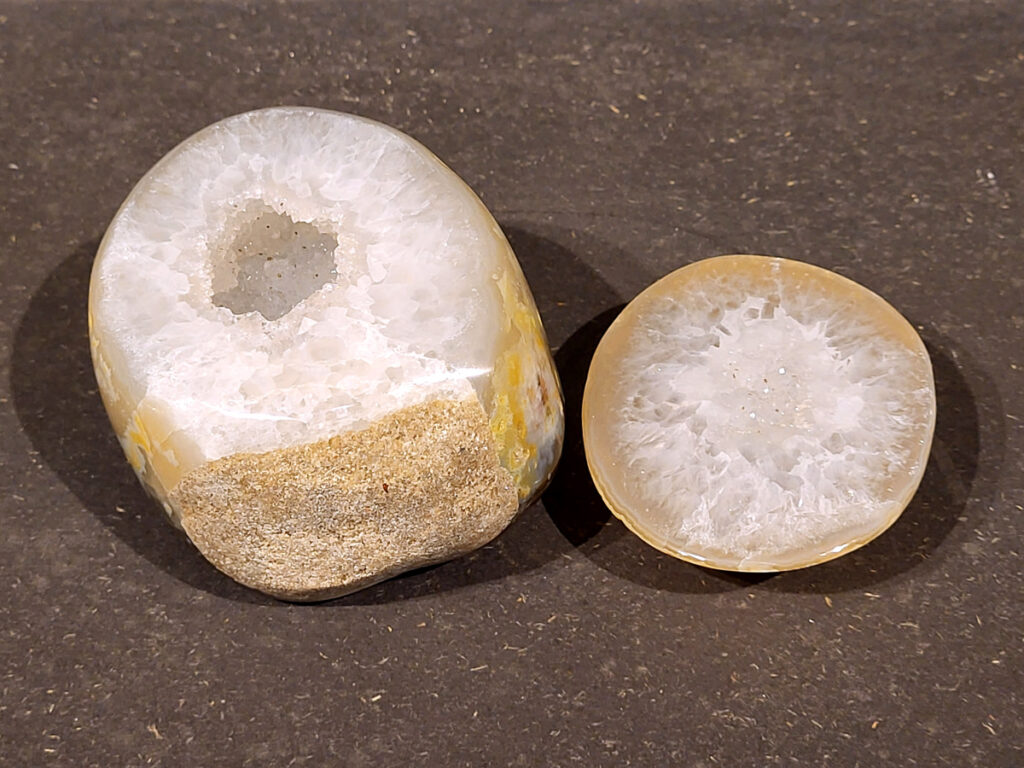 <strong>Agaat,paar, 1,1kg, 56,- euro, twee stuks, nr. 10</strong>

Beschrijving Agaat.

Agaat is een veelzijdige edelsteen die bekend staat om zijn prachtige kleurbanden en patronen. Het is een variëteit van het mineraal kwarts, meer specifiek chalcedoon, en wordt vaak gebruikt in sieraden en als decoratieve steen. 
<strong>Algemene kenmerken:</strong>
Agaat is een microkristallijne vorm van kwarts, bestaande uit microscopisch kleine kristallen. 
<strong>Kleuren en patronen:</strong>
Agaat komt voor in vele kleuren, vaak met banden of lagen in verschillende tinten. 
Agaat is een populaire keuze voor het maken van kettingen, armbanden, ringen en andere sieraden vanwege de esthetische aantrekkingskracht en duurzaamheid. 
<strong>Spirituele eigenschappen:</strong>
Agaat wordt vaak geassocieerd met aardende, stabiliserende en beschermende eigenschappen. 
<strong>Helende werking:</strong>
Er wordt aangenomen dat agaat kan helpen bij het verminderen van stress, het bevorderen van emotioneel evenwicht en het versterken van het zelfvertrouwen. 
<strong>Verzorging van agaat:</strong>
Agaat is relatief gemakkelijk te onderhouden. Het kan worden gereinigd met lauw water, de rook van witte salie of palo santo, of door het op een hematiet- of bergkristal-cluster te plaatsen. 

<strong>-	Kunstgalerie-Arnold -</strong>