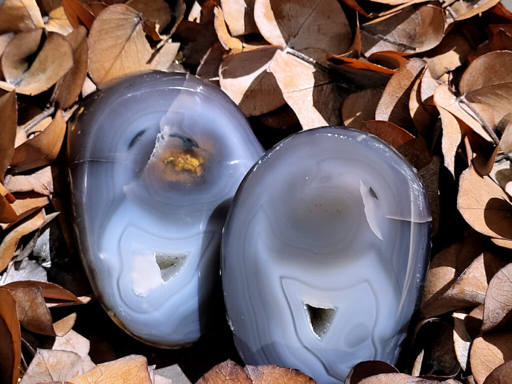 <strong>Agaat, paar, 1,1kg, 57,- euro, nr. 12</strong>

<strong>Beschrijving Agaat.</strong>

Agaat is een veelzijdige edelsteen die bekend staat om zijn prachtige kleurbanden en patronen. Het is een variëteit van het mineraal kwarts, meer specifiek chalcedoon, en wordt vaak gebruikt in sieraden en als decoratieve steen. 
<strong>Algemene kenmerken:</strong>
Agaat is een microkristallijne vorm van kwarts, bestaande uit microscopisch kleine kristallen. 
<strong>Kleuren en patronen:</strong>
Agaat komt voor in vele kleuren, vaak met banden of lagen in verschillende tinten. 
Agaat is een populaire keuze voor het maken van kettingen, armbanden, ringen en andere sieraden vanwege de esthetische aantrekkingskracht en duurzaamheid. 
<strong>Spirituele eigenschappen:</strong>
Agaat wordt vaak geassocieerd met aardende, stabiliserende en beschermende eigenschappen. 
<strong>Helende werking:</strong>
Er wordt aangenomen dat agaat kan helpen bij het verminderen van stress, het bevorderen van emotioneel evenwicht en het versterken van het zelfvertrouwen. 
<strong>Verzorging van agaat:</strong>
Agaat is relatief gemakkelijk te onderhouden. Het kan worden gereinigd met lauw water, de rook van witte salie of palo santo, of door het op een hematiet- of bergkristal-cluster te plaatsen. 

<strong>-	Kunstgalerie-Arnold -</strong>