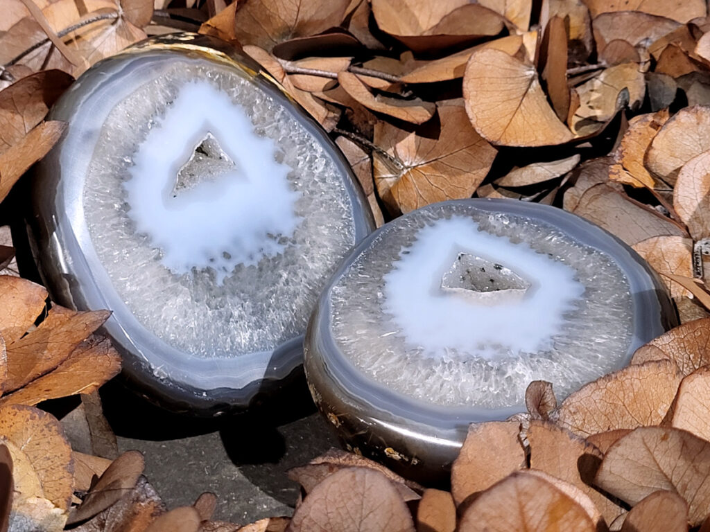 <strong>Agaat, paar, 1,3kg, 63,- euro, nr. 13</strong>

<strong>Beschrijving Agaat.</strong>

Agaat is een veelzijdige edelsteen die bekend staat om zijn prachtige kleurbanden en patronen. Het is een variëteit van het mineraal kwarts, meer specifiek chalcedoon, en wordt vaak gebruikt in sieraden en als decoratieve steen. 
<strong>Algemene kenmerken:</strong>
Agaat is een microkristallijne vorm van kwarts, bestaande uit microscopisch kleine kristallen. 
<strong>Kleuren en patronen:</strong>
Agaat komt voor in vele kleuren, vaak met banden of lagen in verschillende tinten. 
Agaat is een populaire keuze voor het maken van kettingen, armbanden, ringen en andere sieraden vanwege de esthetische aantrekkingskracht en duurzaamheid. 
<strong>Spirituele eigenschappen:</strong>
Agaat wordt vaak geassocieerd met aardende, stabiliserende en beschermende eigenschappen. 
<strong>Helende werking:</strong>
Er wordt aangenomen dat agaat kan helpen bij het verminderen van stress, het bevorderen van emotioneel evenwicht en het versterken van het zelfvertrouwen. 
<strong>Verzorging van agaat:</strong>
Agaat is relatief gemakkelijk te onderhouden. Het kan worden gereinigd met lauw water, de rook van witte salie of palo santo, of door het op een hematiet- of bergkristal-cluster te plaatsen. 

<strong>-	Kunstgalerie-Arnold -</strong>