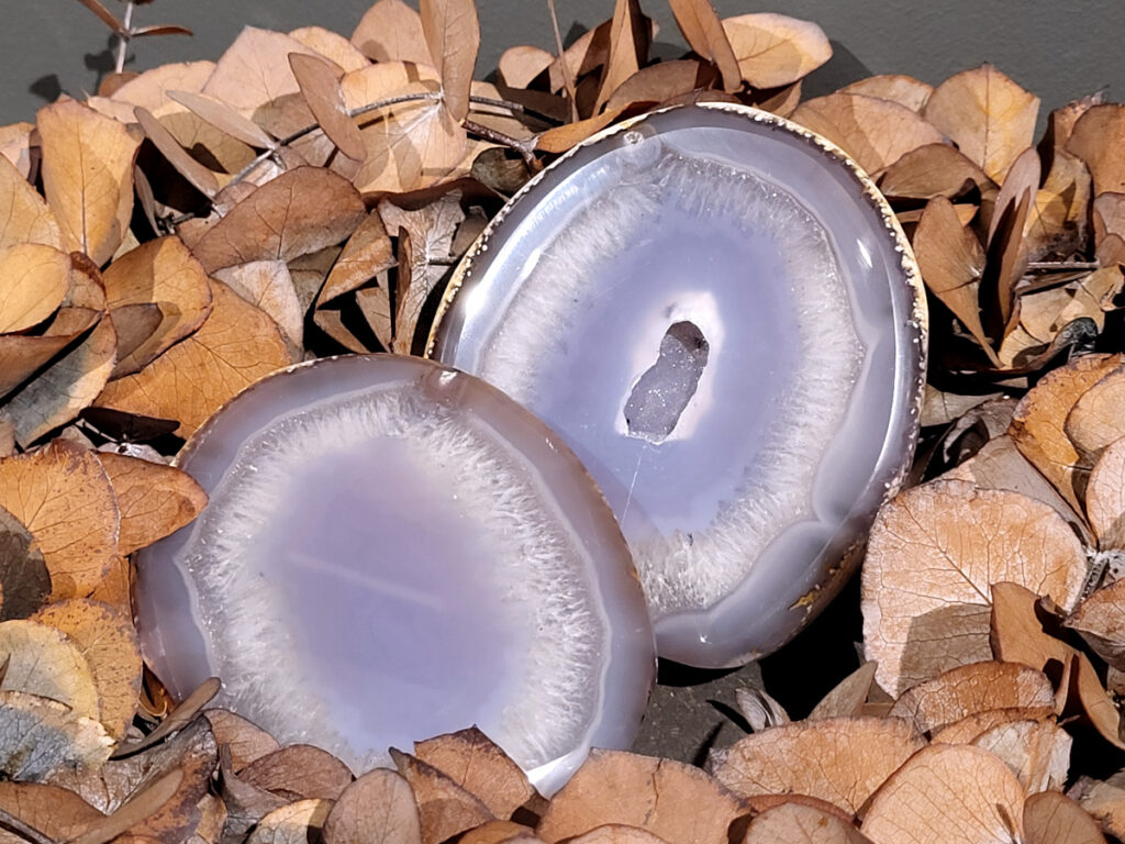 <strong>Agaat, paar, 1,4kg, 68,- euro, nr. 14</strong>

<strong>Beschrijving Agaat.</strong>

Agaat is een veelzijdige edelsteen die bekend staat om zijn prachtige kleurbanden en patronen. Het is een variëteit van het mineraal kwarts, meer specifiek chalcedoon, en wordt vaak gebruikt in sieraden en als decoratieve steen. 
Algemene kenmerken:
Agaat is een microkristallijne vorm van kwarts, bestaande uit microscopisch kleine kristallen. 
<strong>Kleuren en patronen:</strong>
Agaat komt voor in vele kleuren, vaak met banden of lagen in verschillende tinten. 
Agaat is een populaire keuze voor het maken van kettingen, armbanden, ringen en andere sieraden vanwege de esthetische aantrekkingskracht en duurzaamheid. 
<strong>Spirituele eigenschappen:</strong>
Agaat wordt vaak geassocieerd met aardende, stabiliserende en beschermende eigenschappen. 
<strong>Helende werking:</strong>
Er wordt aangenomen dat agaat kan helpen bij het verminderen van stress, het bevorderen van emotioneel evenwicht en het versterken van het zelfvertrouwen. 
<strong>Verzorging van agaat:</strong>
Agaat is relatief gemakkelijk te onderhouden. Het kan worden gereinigd met lauw water, de rook van witte salie of palo santo, of door het op een hematiet- of bergkristal-cluster te plaatsen. 

<strong>-	Kunstgalerie-Arnold -</strong>