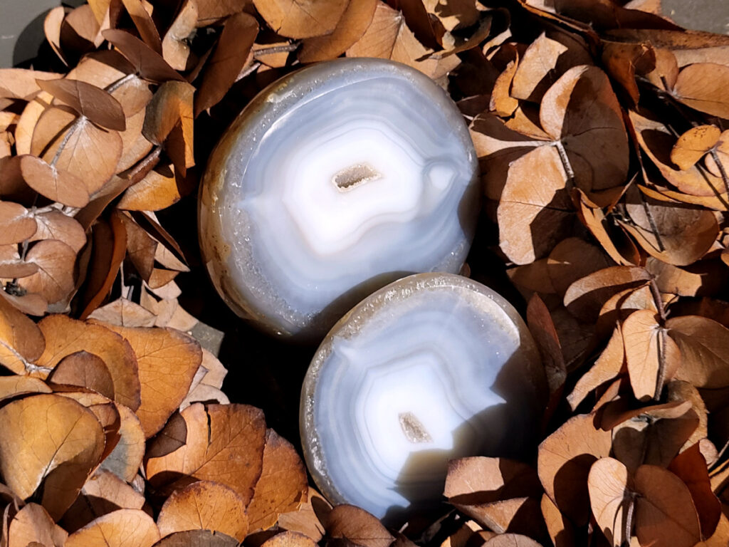 <strong>Agaat, paar, 1,5kg, 74,- euro, nr. 18</strong>

<strong>Beschrijving Agaat.</strong>

Agaat is een veelzijdige edelsteen die bekend staat om zijn prachtige kleurbanden en patronen. Het is een variëteit van het mineraal kwarts, meer specifiek chalcedoon, en wordt vaak gebruikt in sieraden en als decoratieve steen. 
<strong>Algemene kenmerken:</strong>
Agaat is een microkristallijne vorm van kwarts, bestaande uit microscopisch kleine kristallen. 
<strong>Kleuren en patronen:</strong>
Agaat komt voor in vele kleuren, vaak met banden of lagen in verschillende tinten. 
Agaat is een populaire keuze voor het maken van kettingen, armbanden, ringen en andere sieraden vanwege de esthetische aantrekkingskracht en duurzaamheid. 
<strong>Spirituele eigenschappen:</strong>
Agaat wordt vaak geassocieerd met aardende, stabiliserende en beschermende eigenschappen. 
<strong>Helende werking:</strong>
Er wordt aangenomen dat agaat kan helpen bij het verminderen van stress, het bevorderen van emotioneel evenwicht en het versterken van het zelfvertrouwen. 
<strong>Verzorging van agaat:</strong>
Agaat is relatief gemakkelijk te onderhouden. Het kan worden gereinigd met lauw water, de rook van witte salie of palo santo, of door het op een hematiet- of bergkristal-cluster te plaatsen. 

<strong>-	Kunstgalerie-Arnold -</strong>